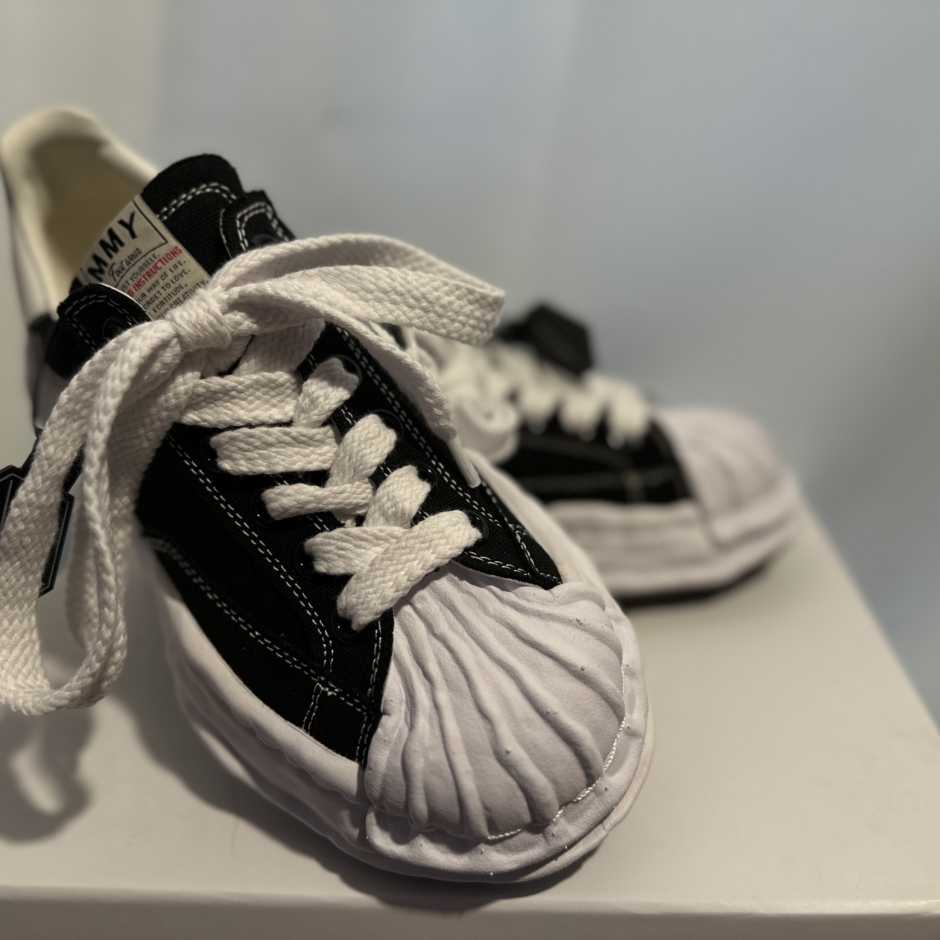 Maison Mihara Yasuhiro Blakey OG Sole Canvas Low-top Sneakers Black White 착용 스타일