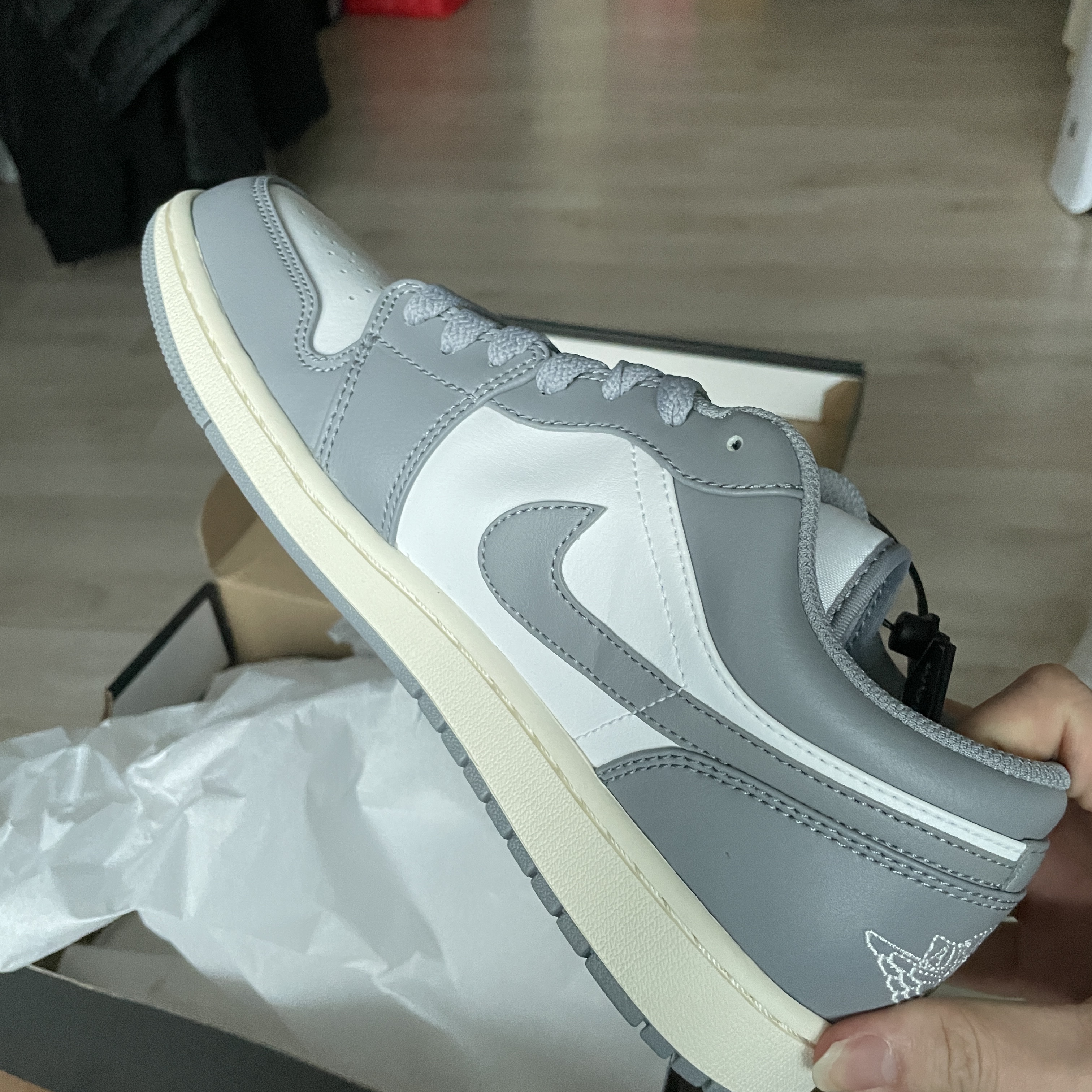 Jordan 1 Low Stealth and White 착용 스타일 - 1