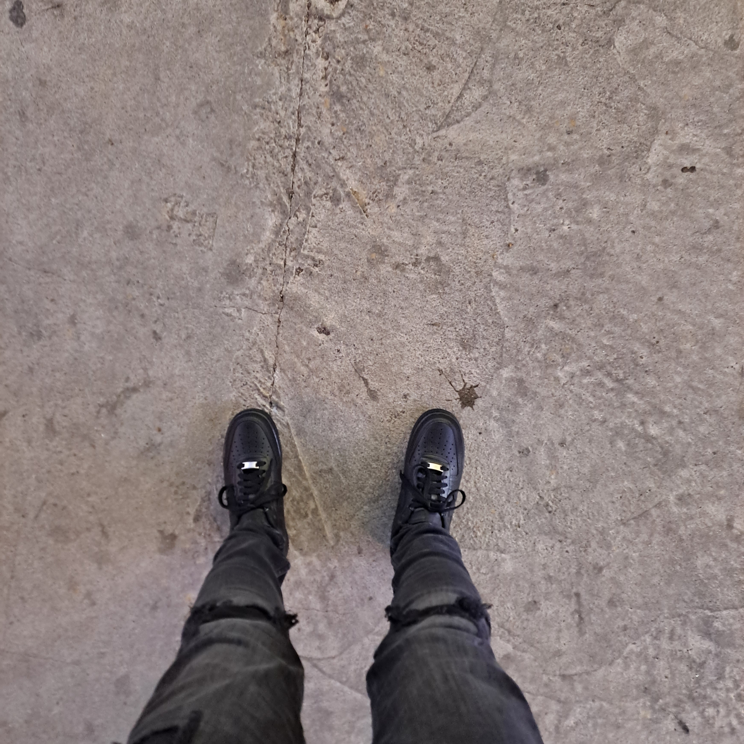 Nike Air Force 1 '07 Low Triple Black 착용 스타일 - 3