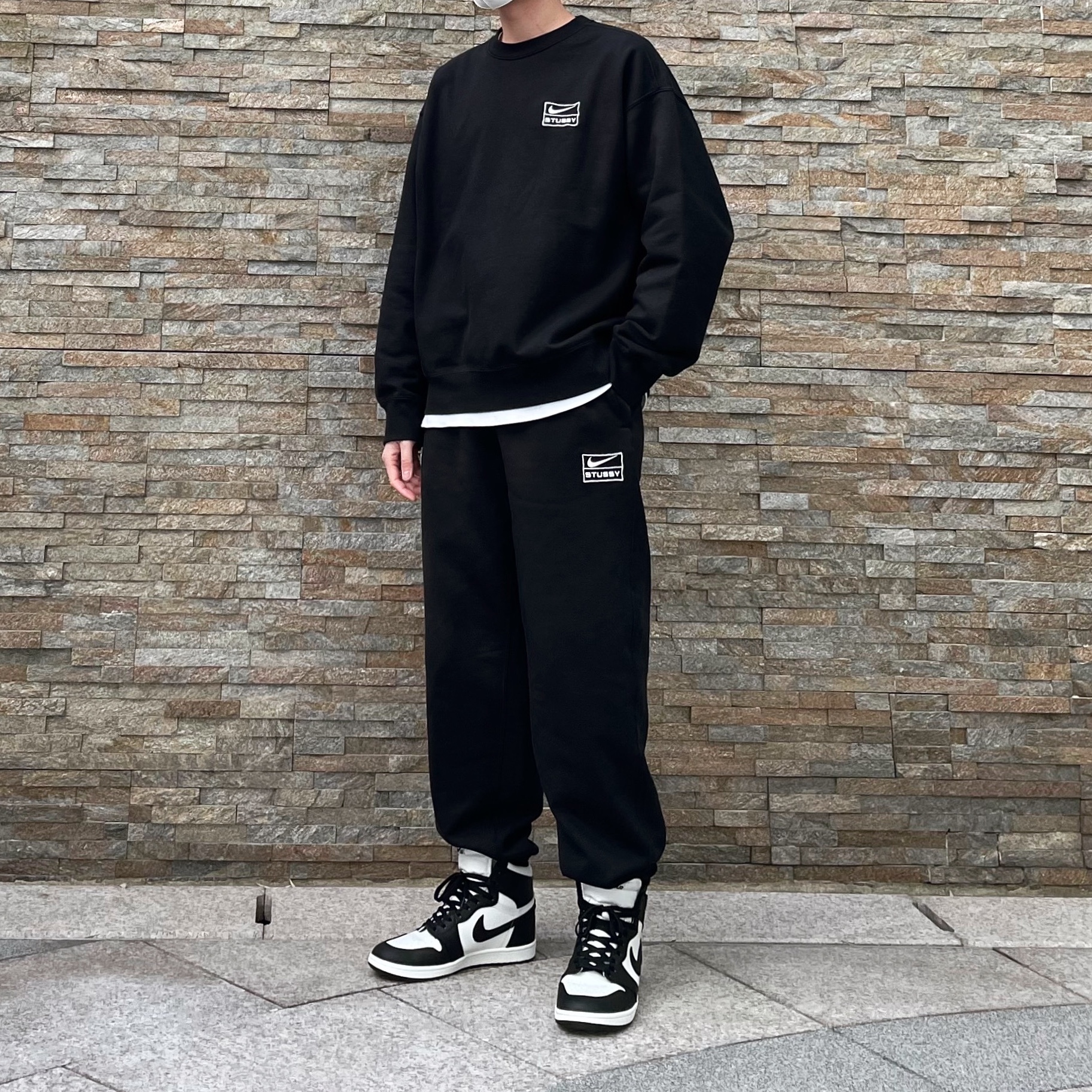 Nike x Stussy NRG Washed Fleece Crewneck Black (DO5310-010), Nike x Stussy NRG Washed Fleece Pants Black (DO5296-010) 착용 스타일