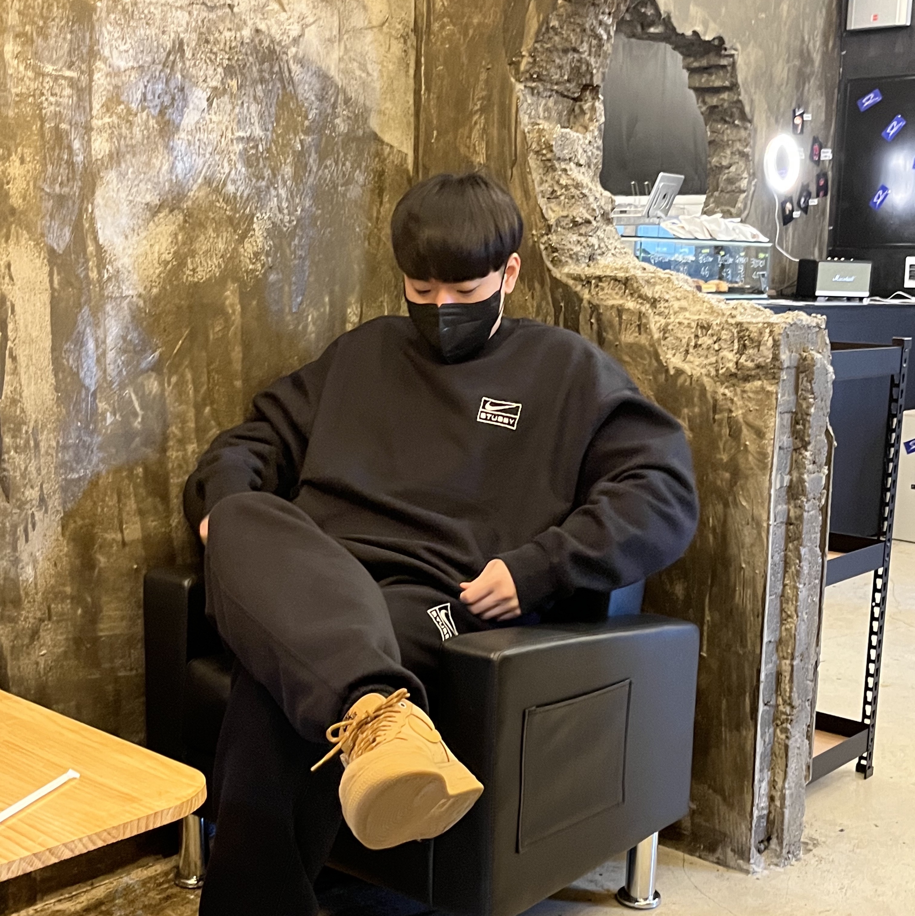 Nike x Stussy NRG Washed Fleece Crewneck Black (DO5310-010), Nike x Stussy NRG Washed Fleece Pants Black (DO5296-010) 착용 스타일