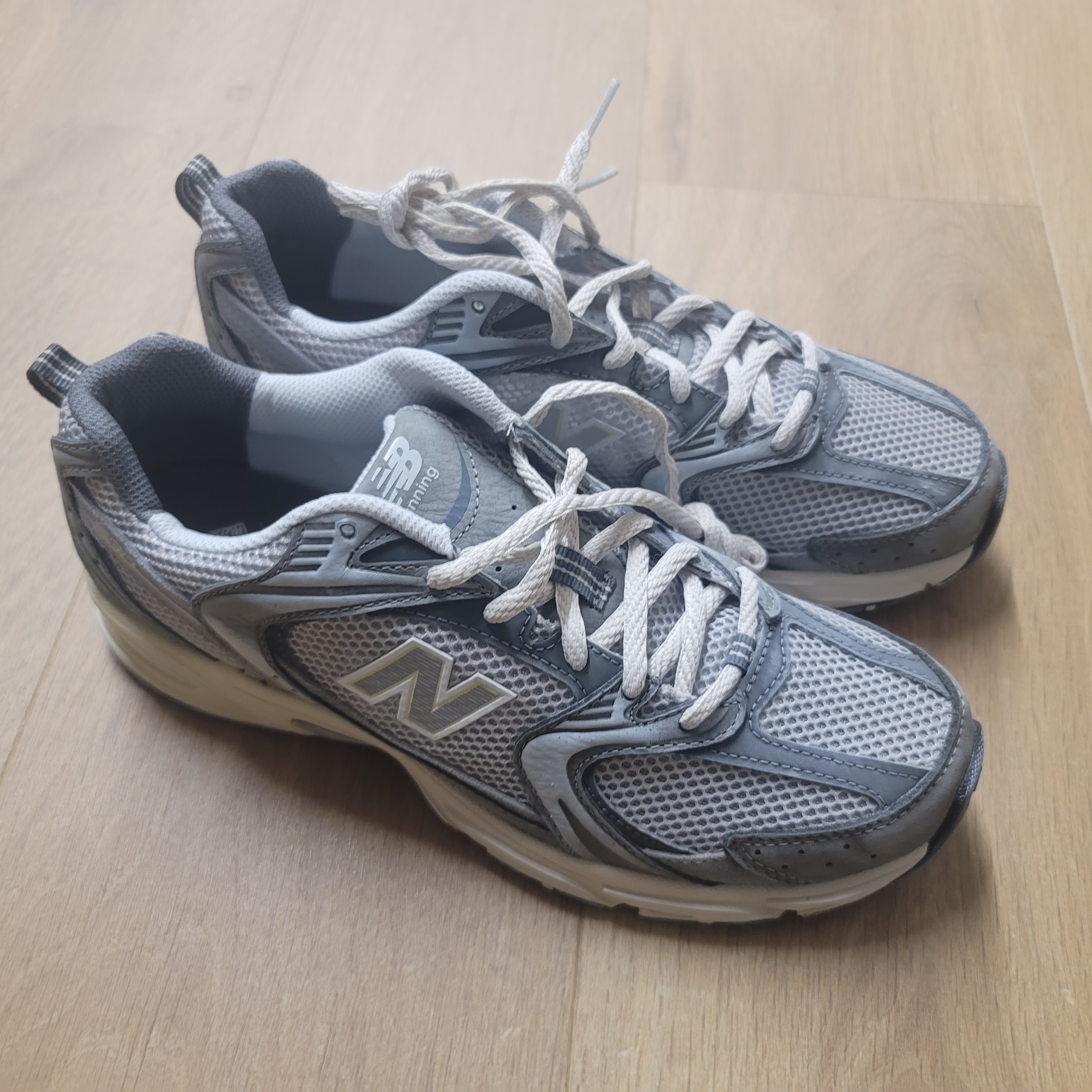New Balance 530 Premium Vintage Grey Matter 착용 스타일