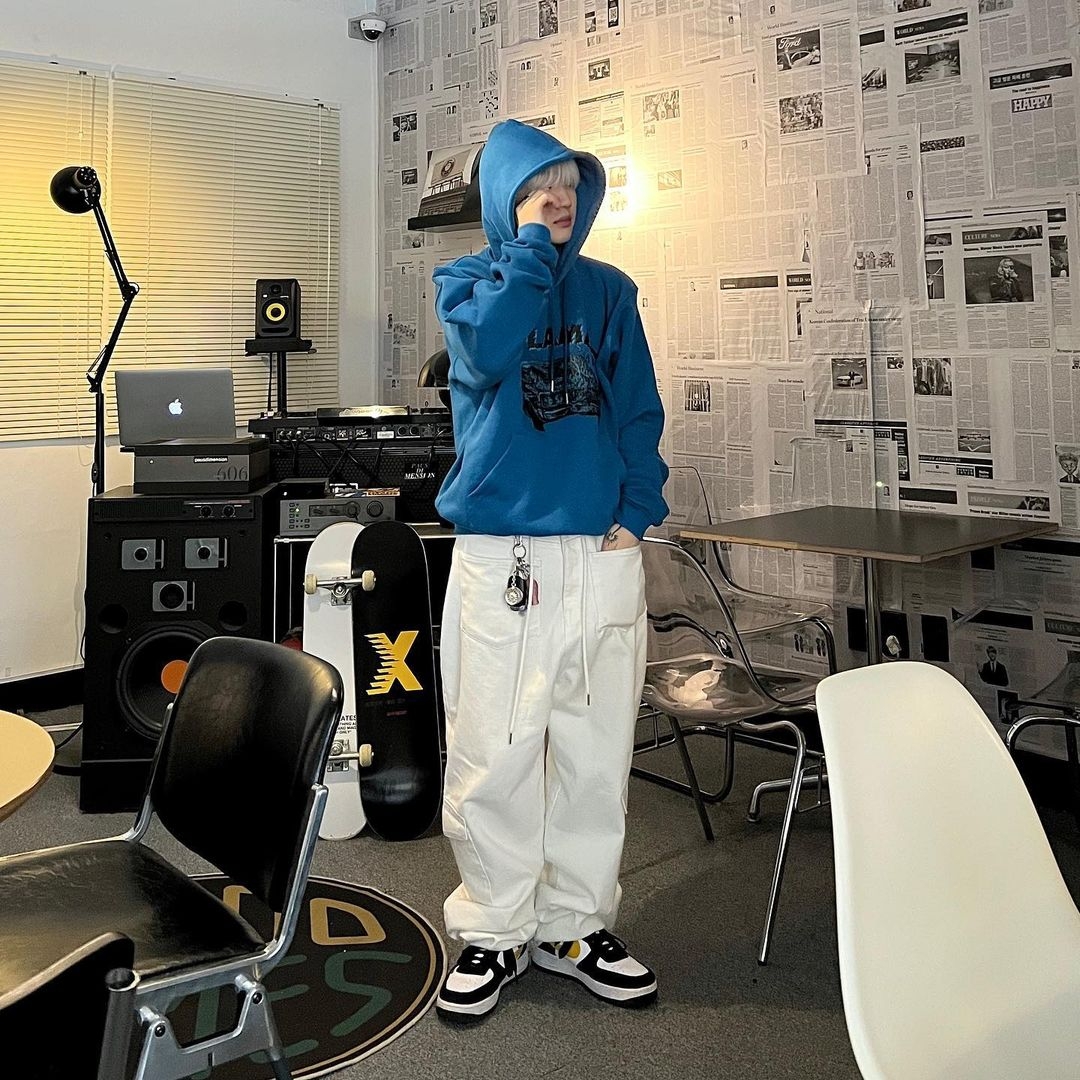 Thevinylhouse Flames Car Hoodie Blue 착용 스타일