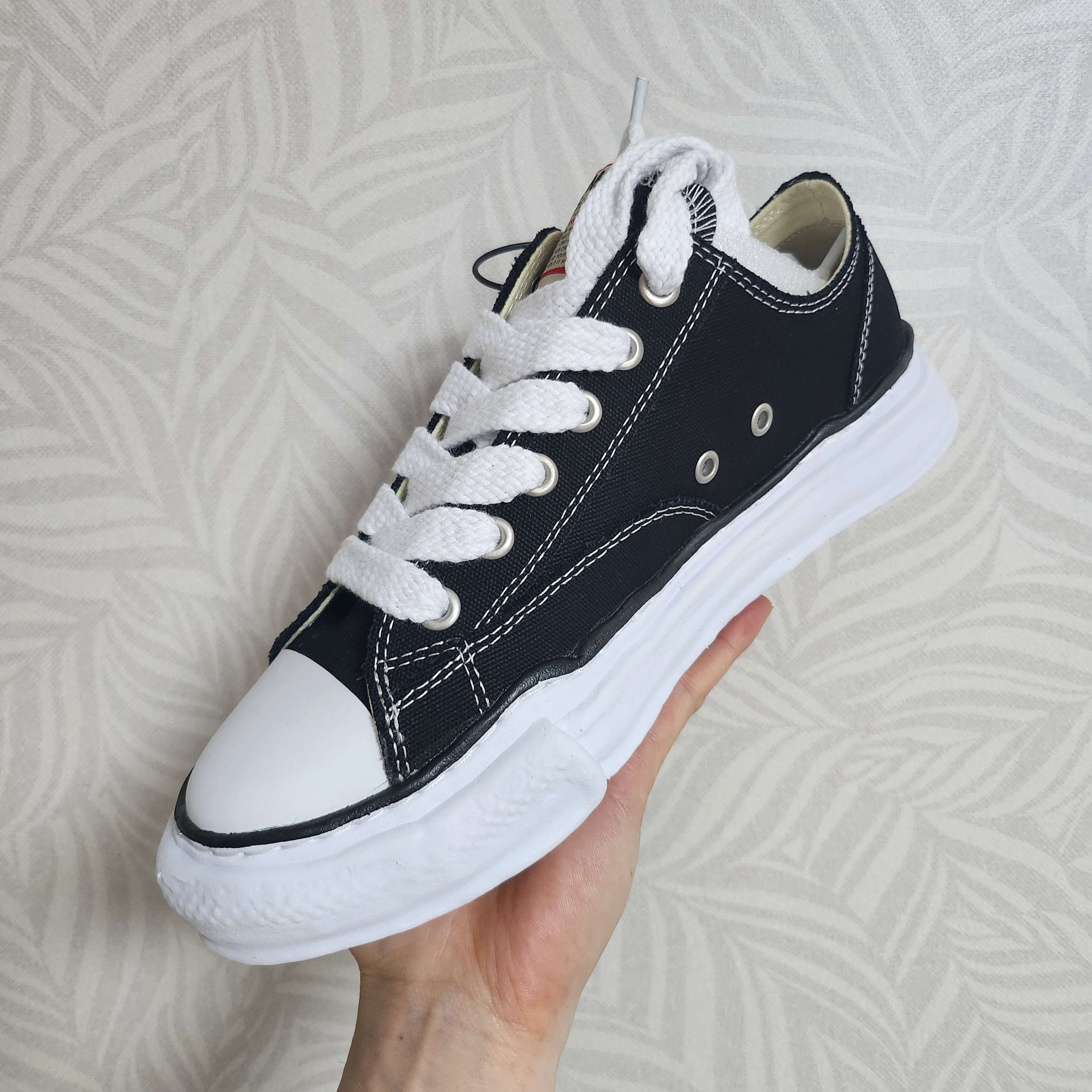 Maison Mihara Yasuhiro Peterson OG Sole Canvas Low Sneakers Black 착용 스타일 - 3