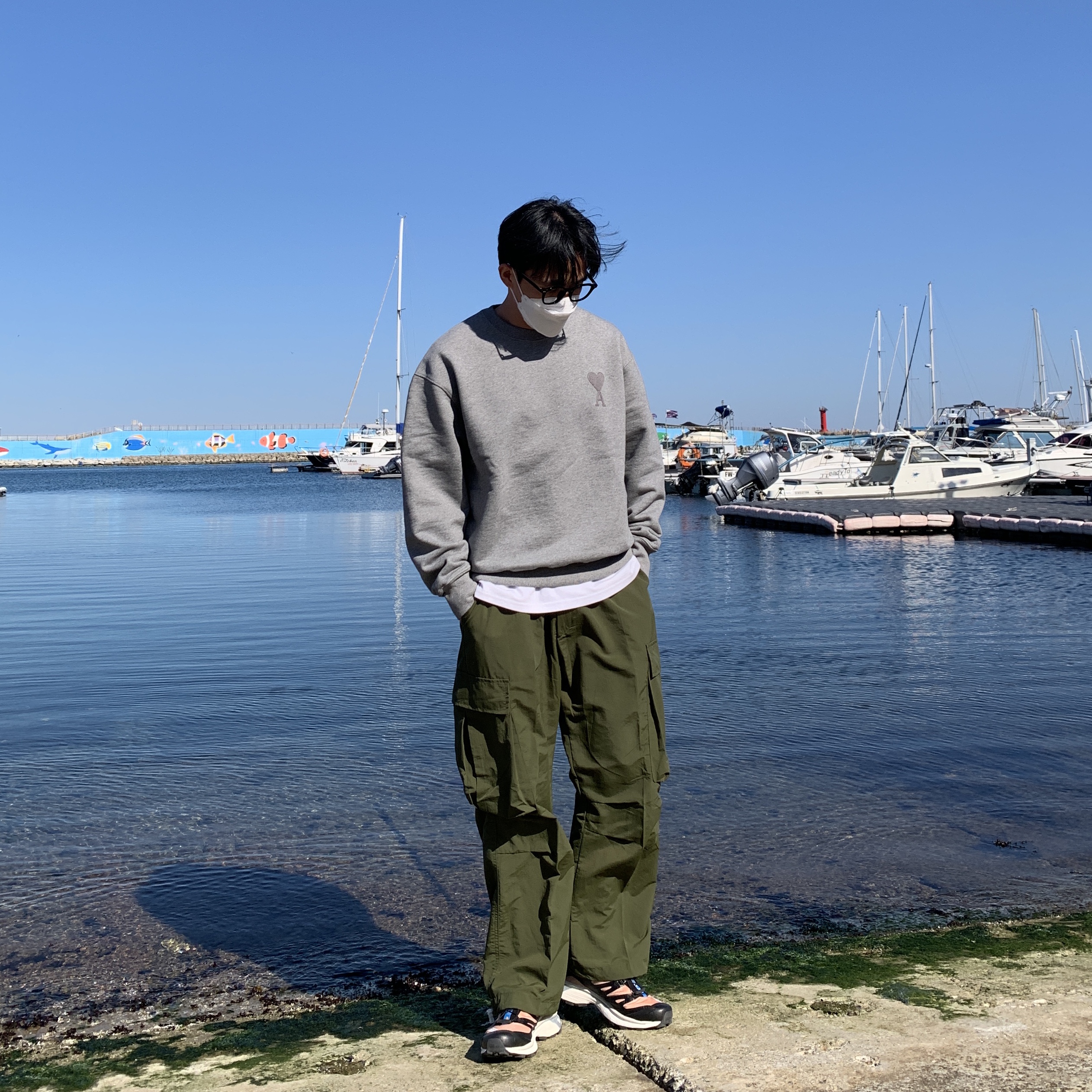 AMI de Coeur Tone-On-Tone Sweatshirt Heather Grey, Salomon XT-4 Tobacco Brown 착용 스타일 - 2