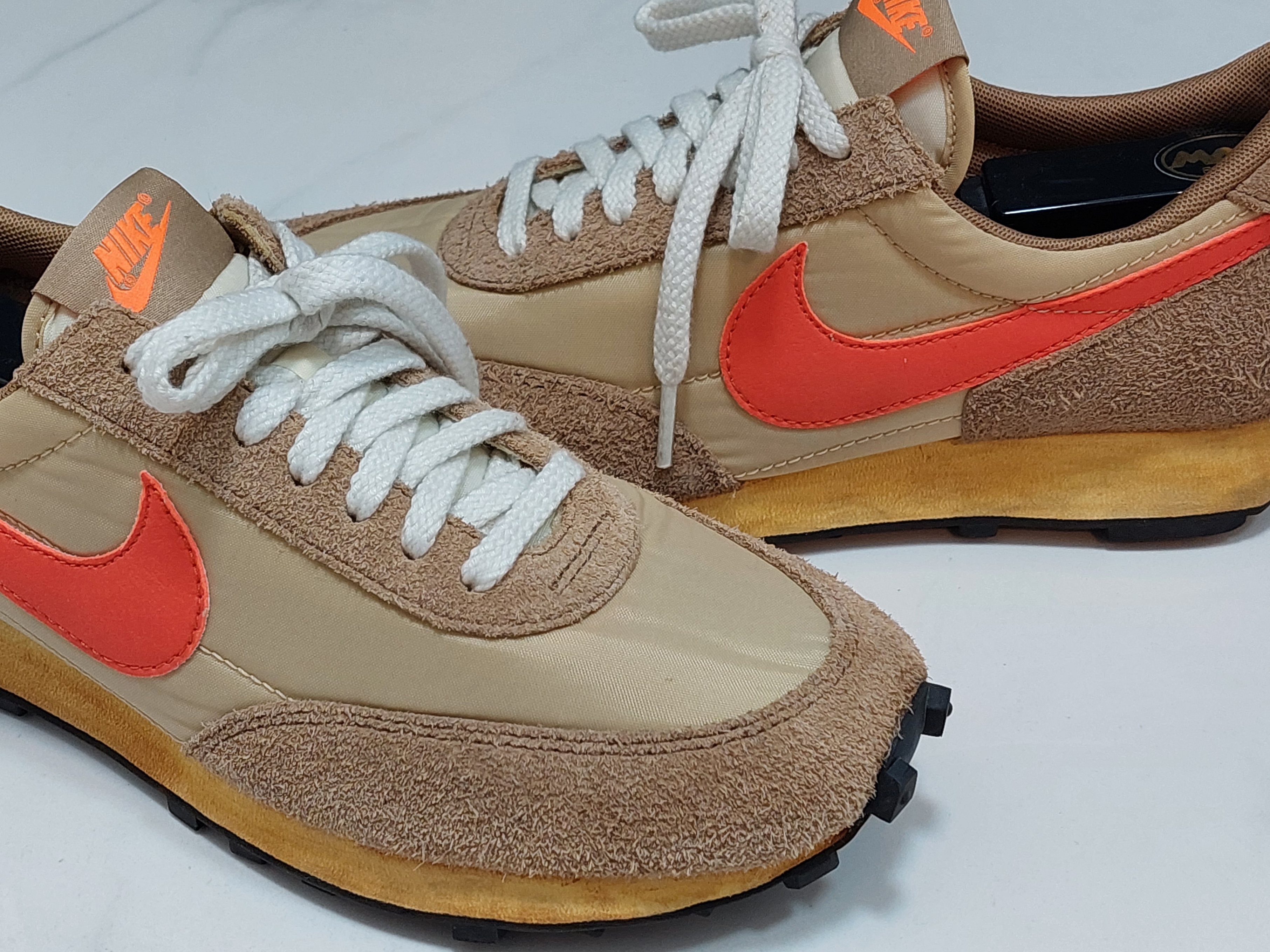 Nike Daybreak SP Vegas Gold College Orange 착용 스타일