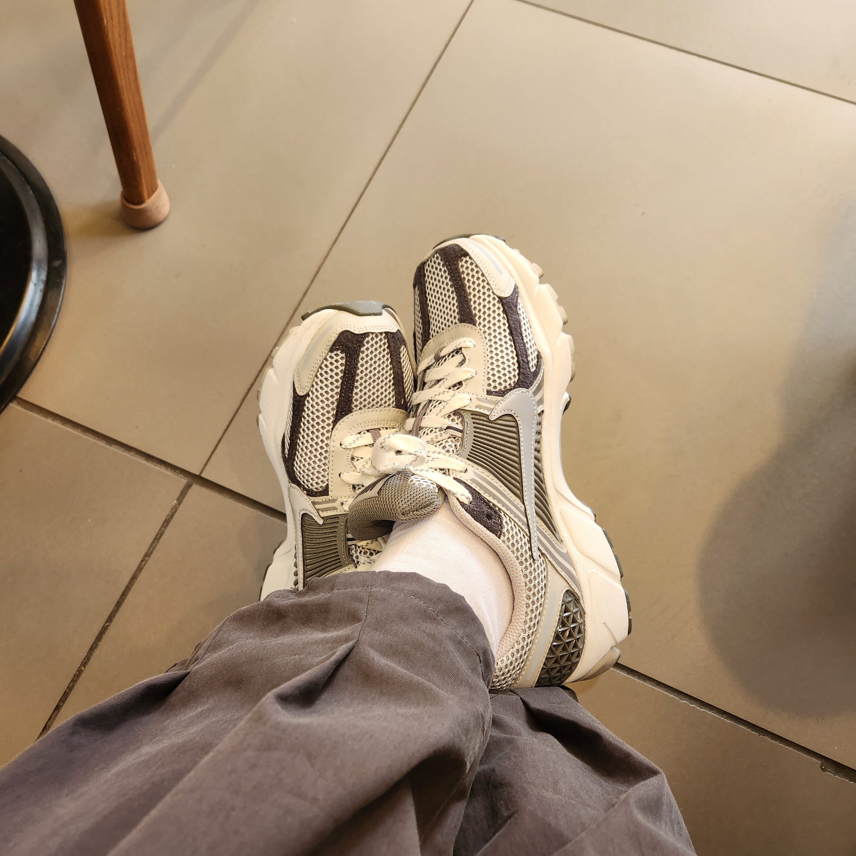 Nike Zoom Vomero 5 PRM Light Iron Ore and Flat Fewter 착용 스타일 - 1