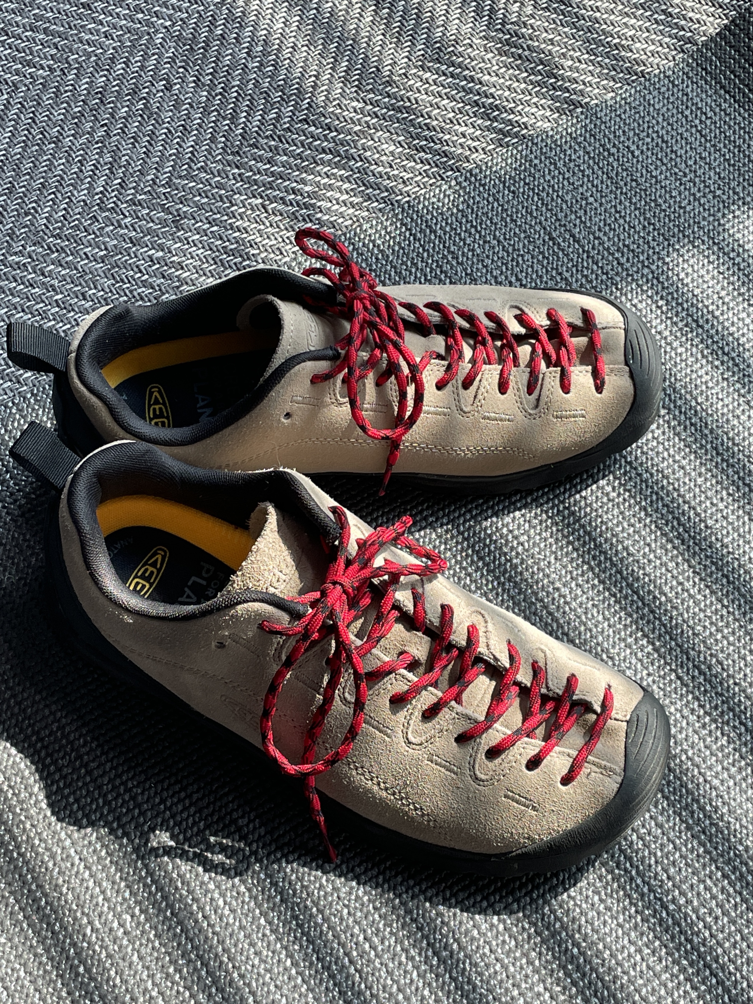 Keen Jasper Suede Sneakers Silver Mink 착용 스타일 - 2