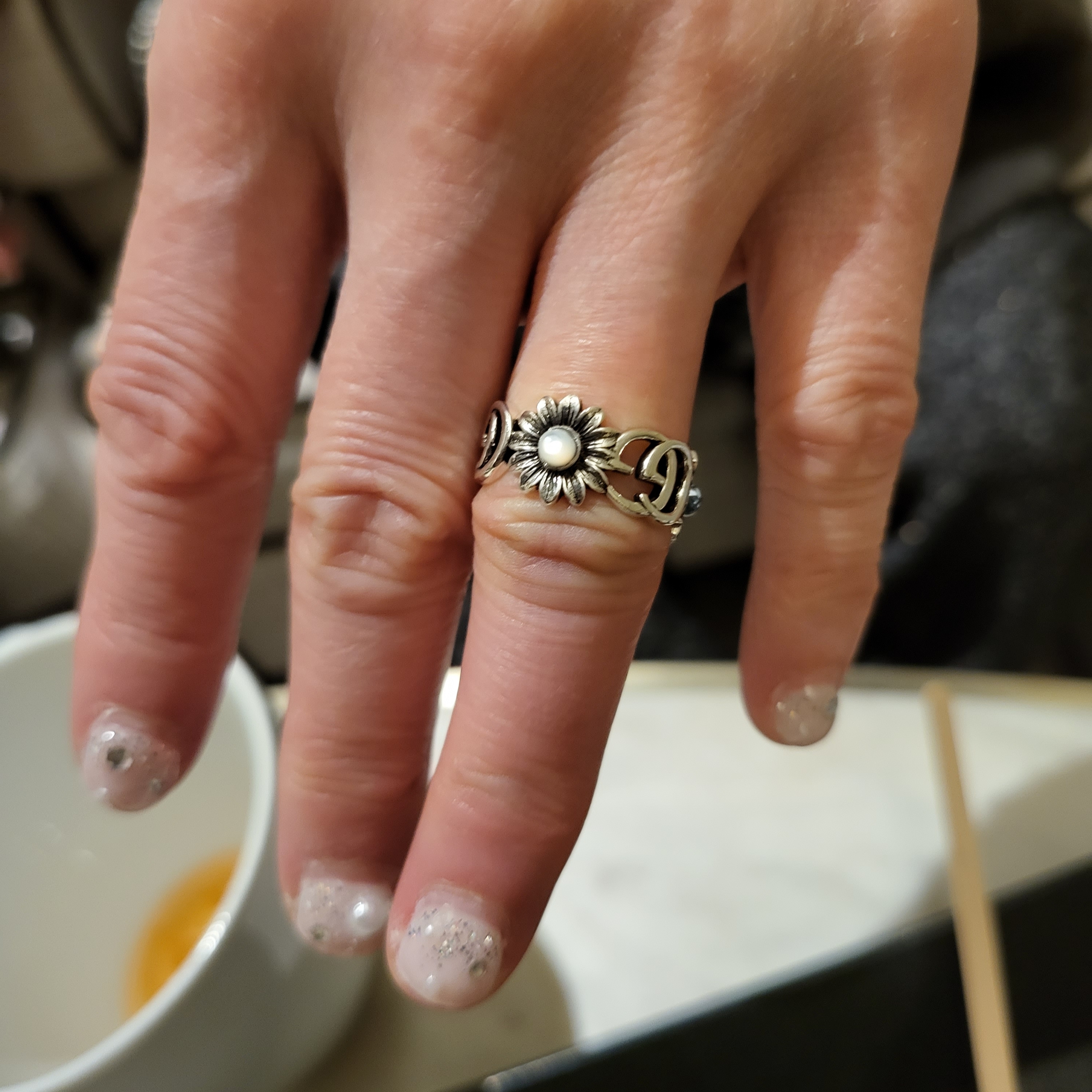 Gucci Double G Mother of Pearl Ring Silver 착용 스타일