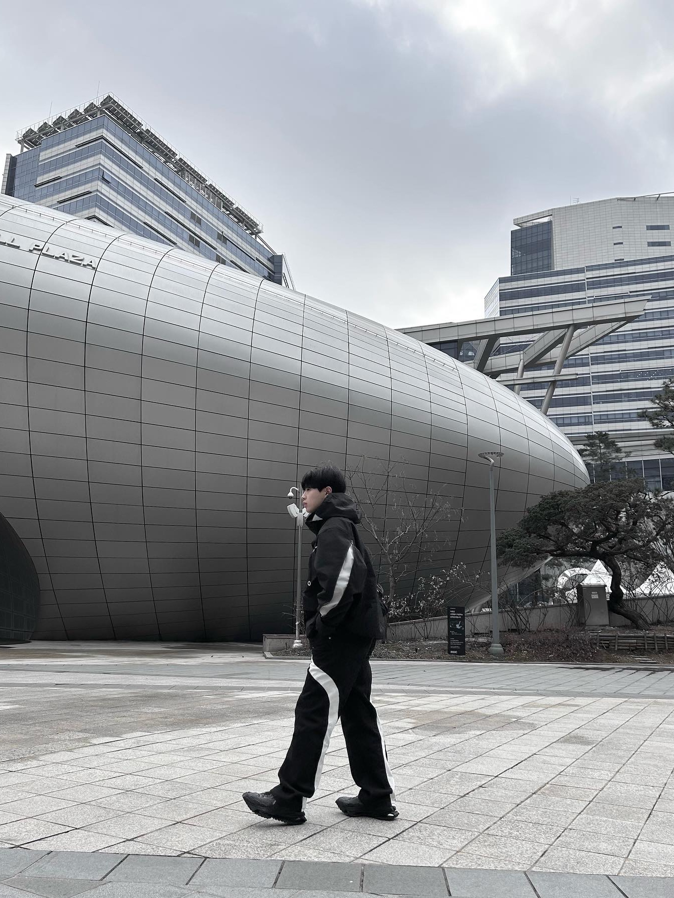 Yeezy Gap Engineered By Balenciaga Flame Cap Black, Nike x Matthew M Williams Zoom 004 Triple Black 착용 스타일 - 2