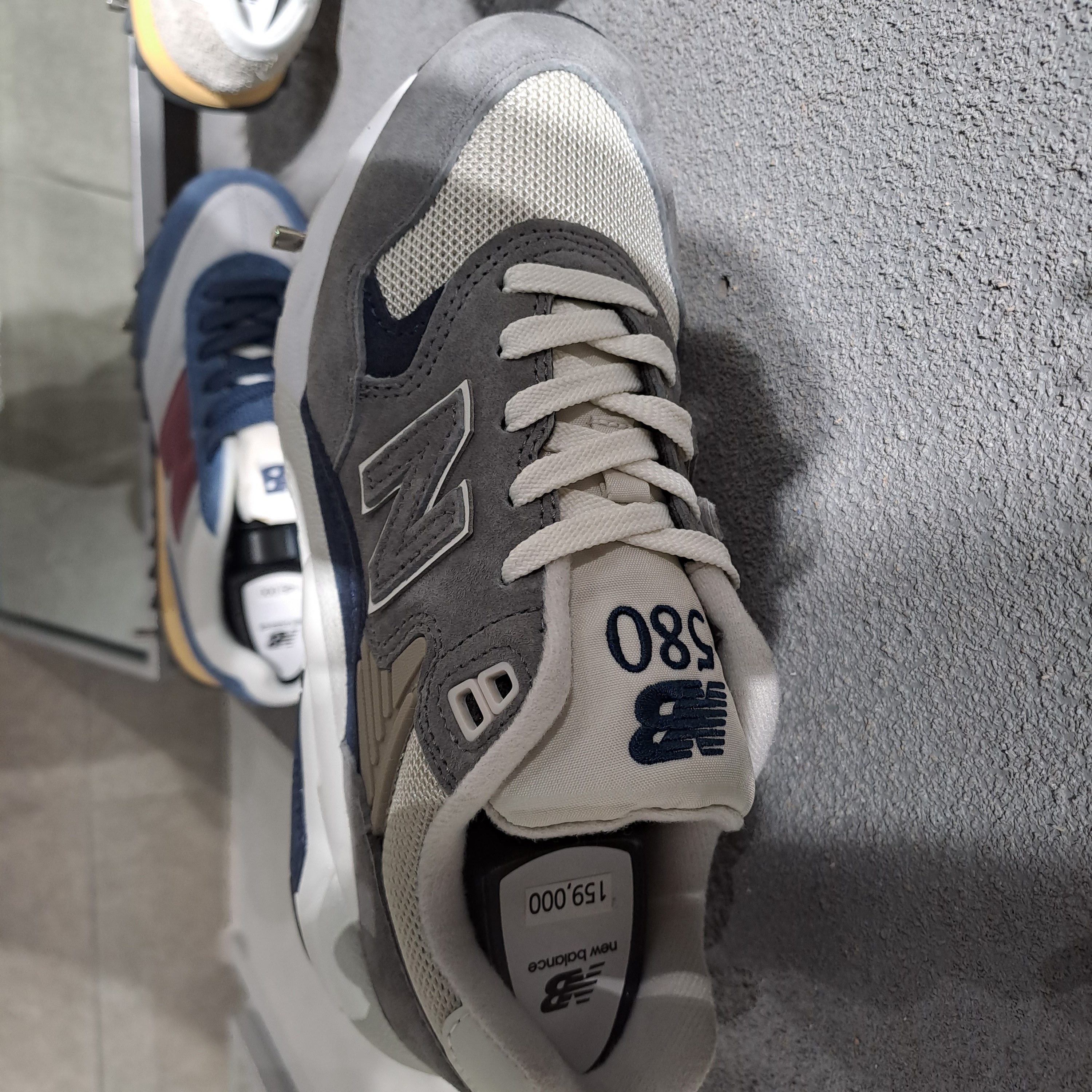 New Balance 580 Dark Grey Navy 착용 스타일 - 3