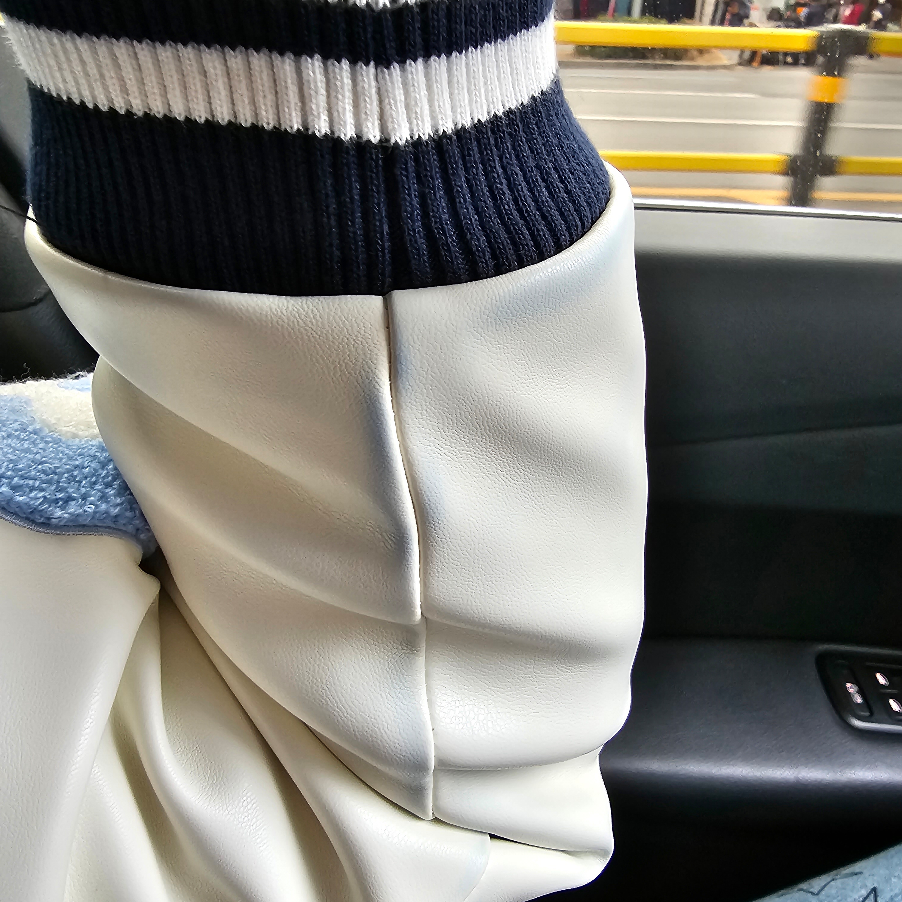 Vandy The Pink Rabbit Varsity Jacket 착용 스타일 - 1