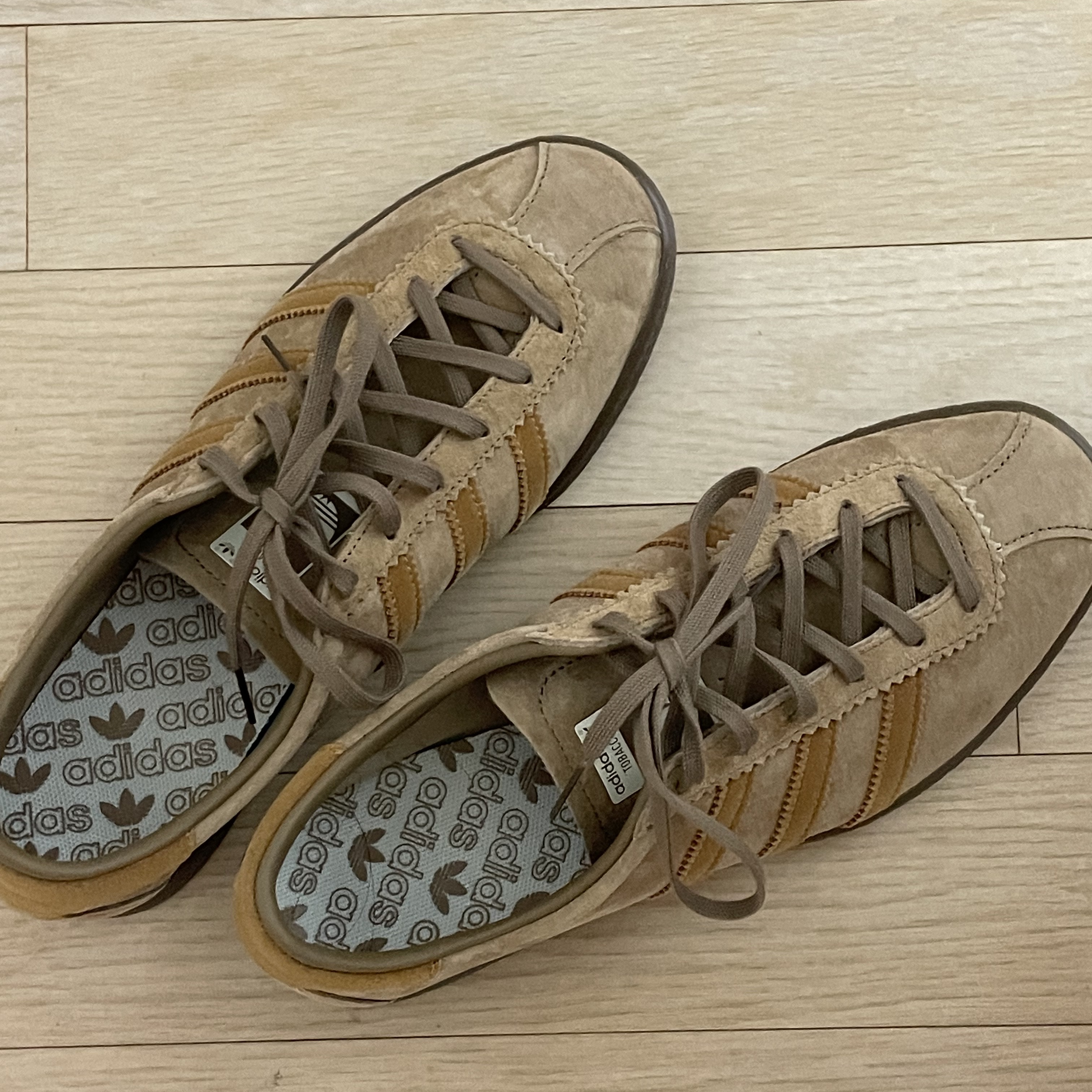 Adidas Tobacco Pantone Mesa 착용 스타일