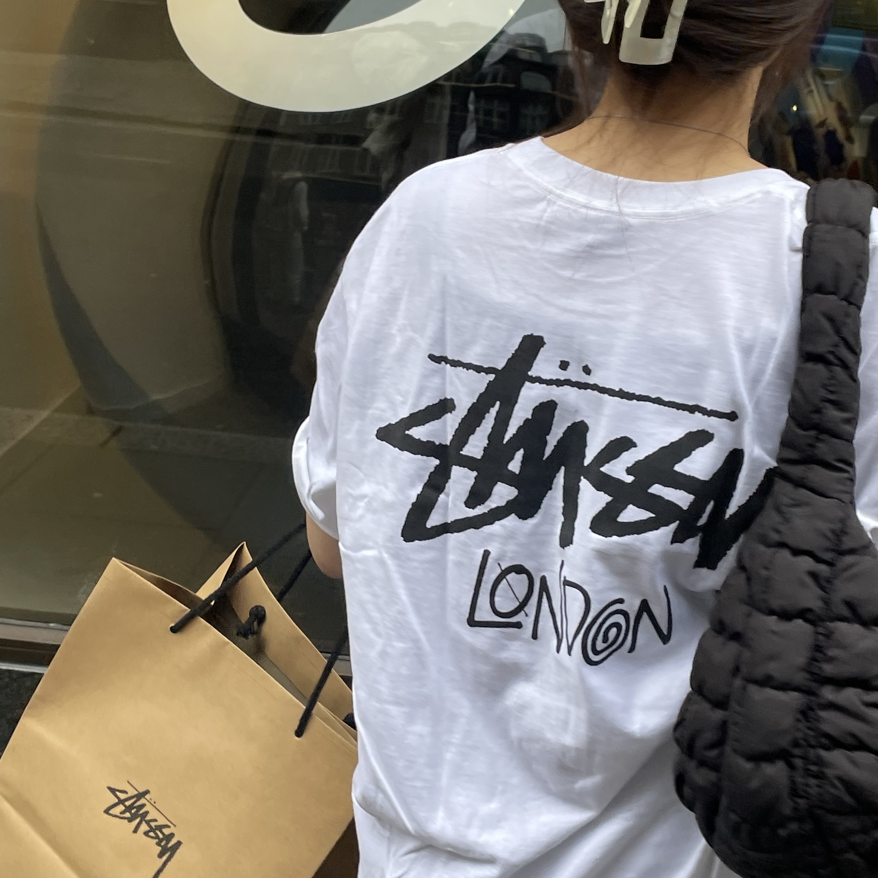 Stussy Stock DSM London T-Shirt White, COS Quilted Mini Bag Black 착용 스타일