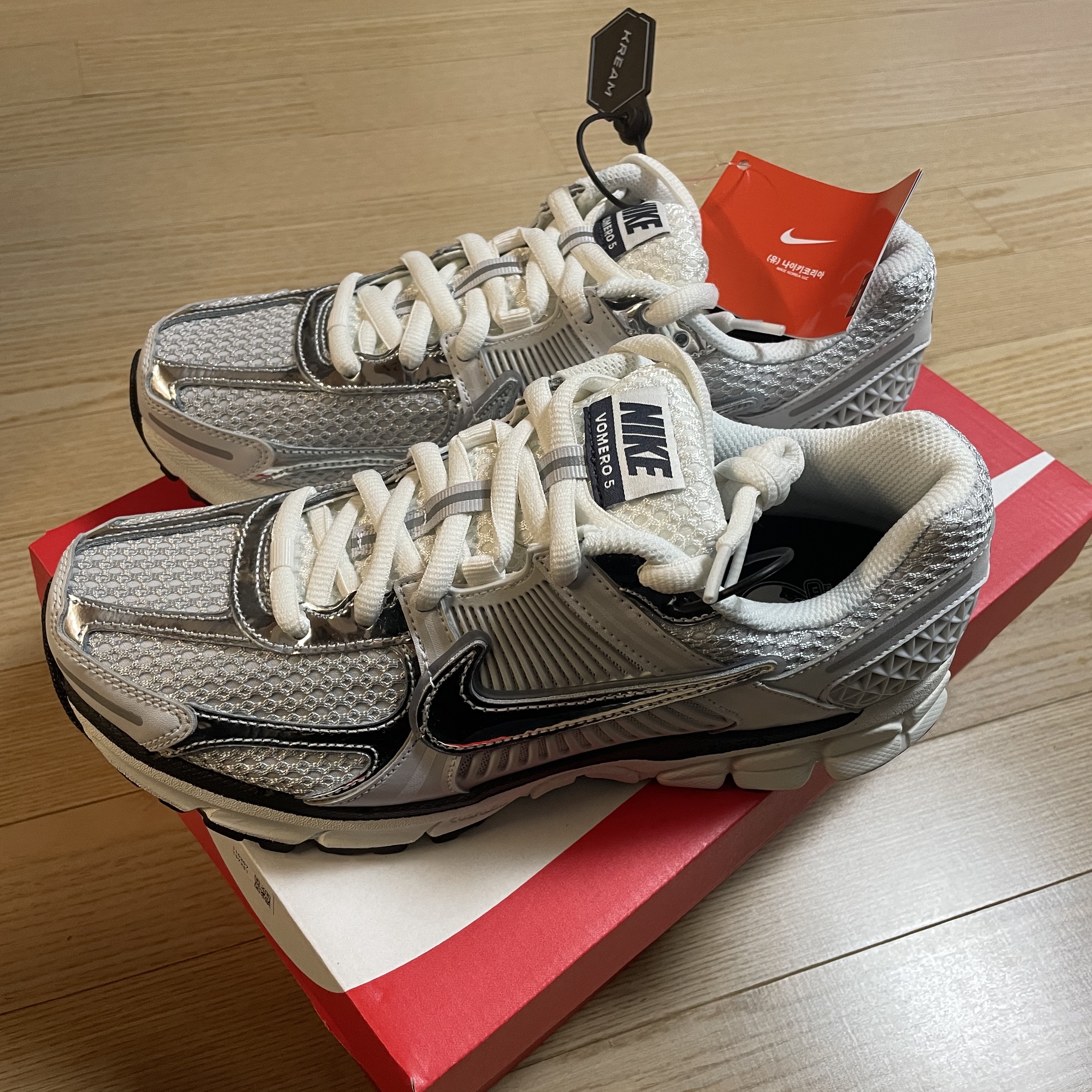 (W) Nike Zoom Vomero 5 Photon Dust and Metallic Silver 착용 스타일