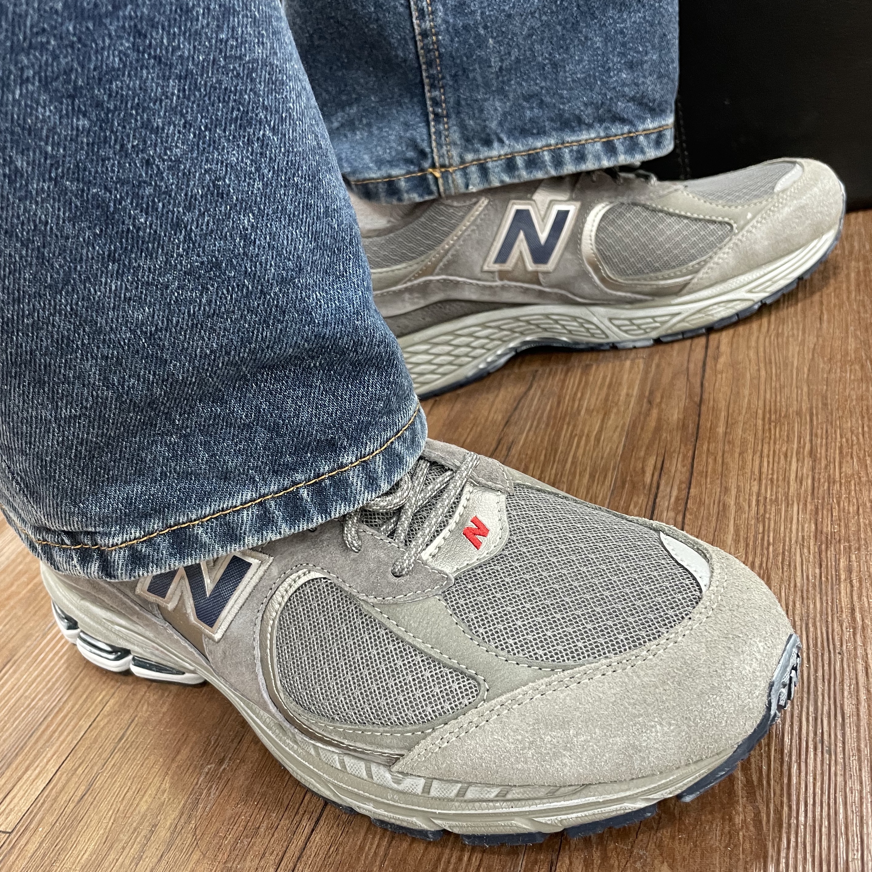 New Balance 2002R Premium Vintage Grey 착용 스타일