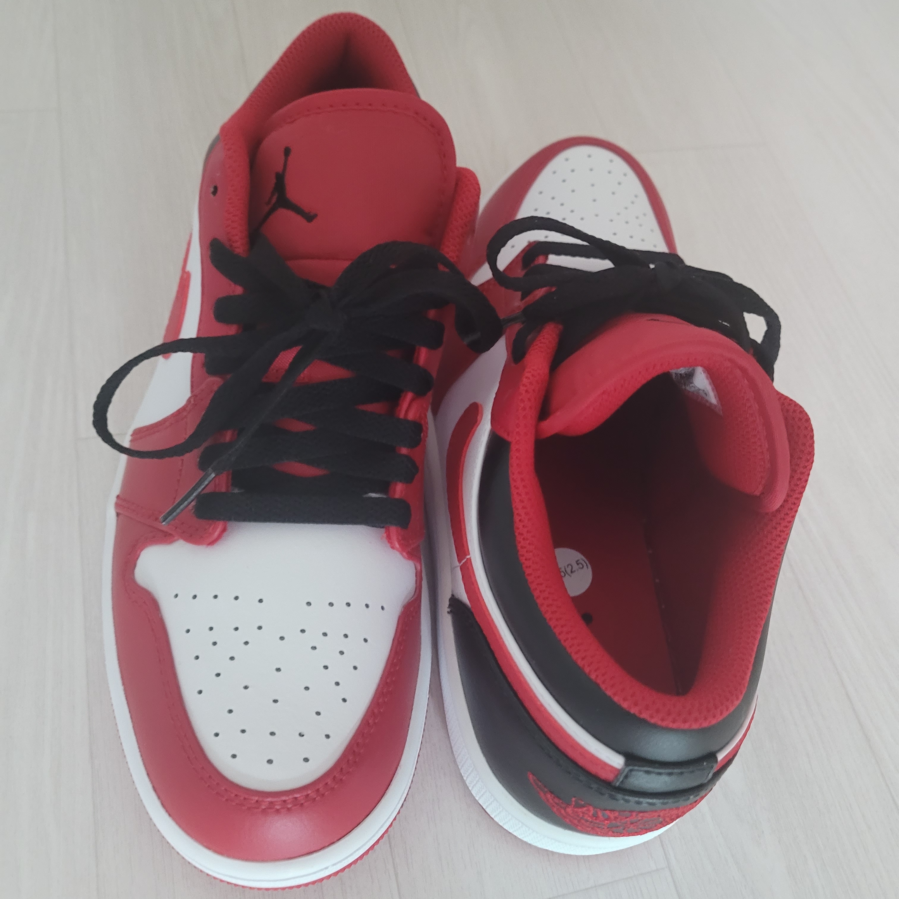 Jordan 1 Low White Gym Red Black 착용 스타일