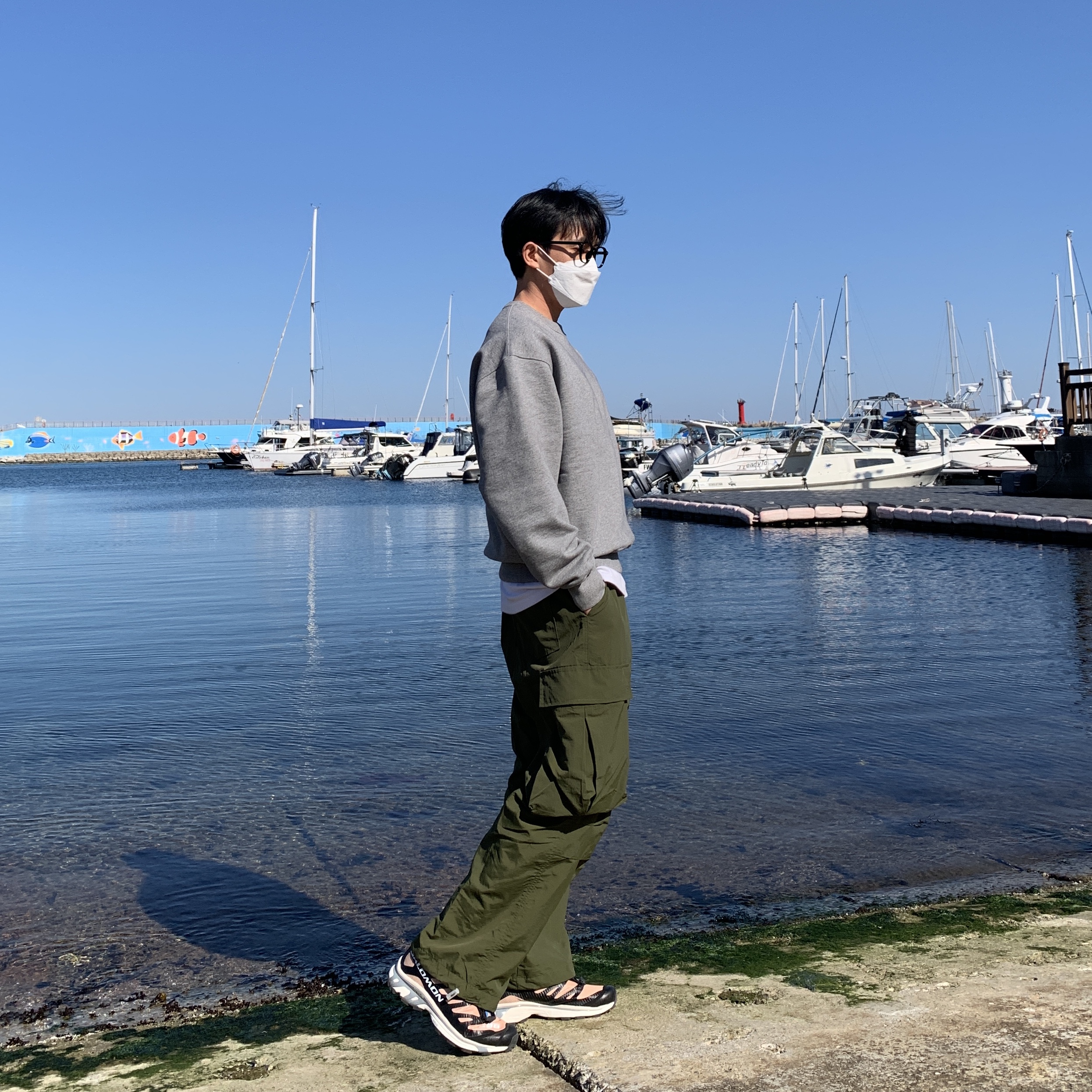 AMI de Coeur Tone-On-Tone Sweatshirt Heather Grey, Salomon XT-4 Tobacco Brown 착용 스타일 - 4