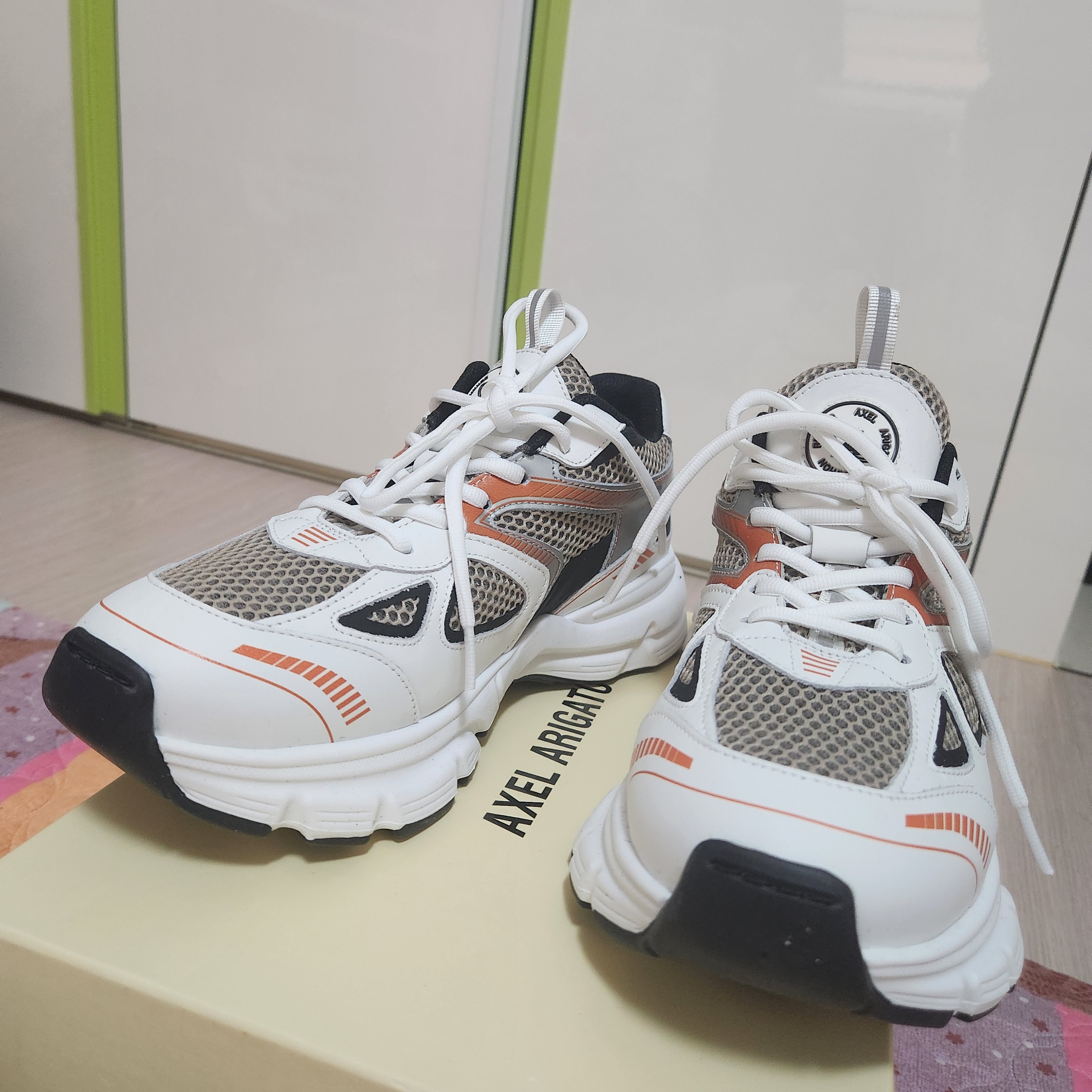 Axel Arigato Marathon Runner White Black Orange 착용 스타일 - 2