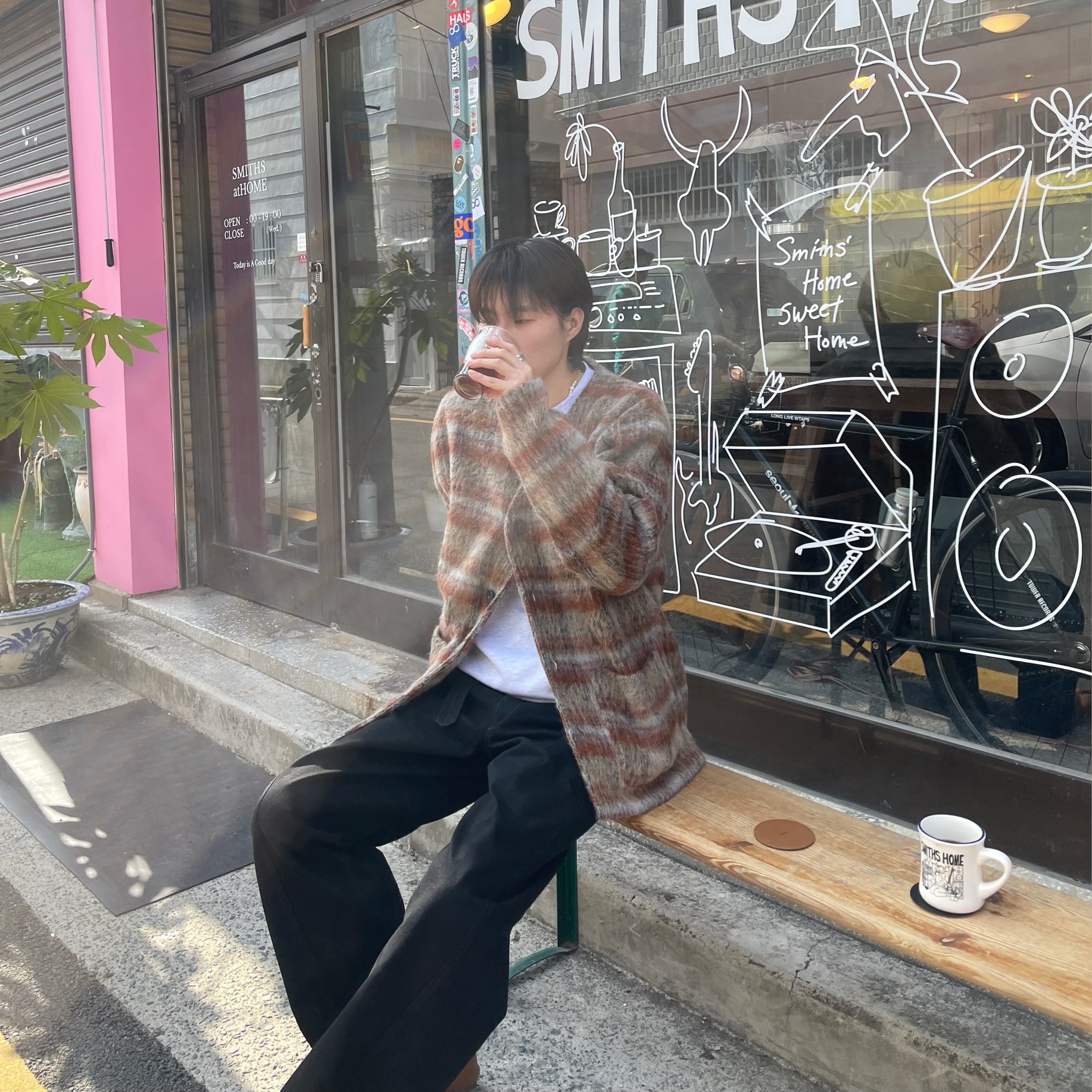 Our Legacy Cardigan Mohair Ament Check, Lemaire Twisted Belted Pants Denim Black 착용 스타일 - 3
