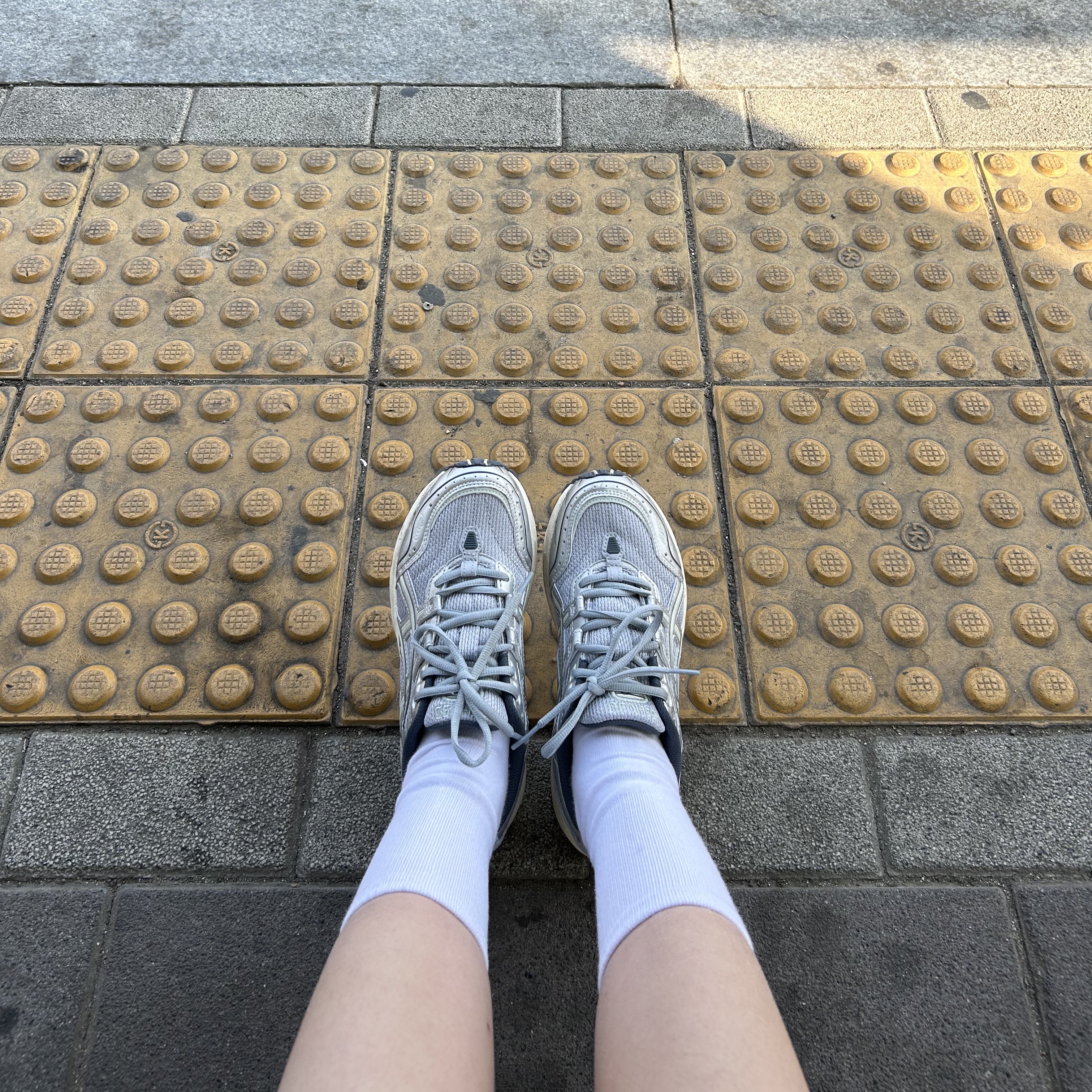 Asics Gel-1090 Piedmont Grey 착용 스타일