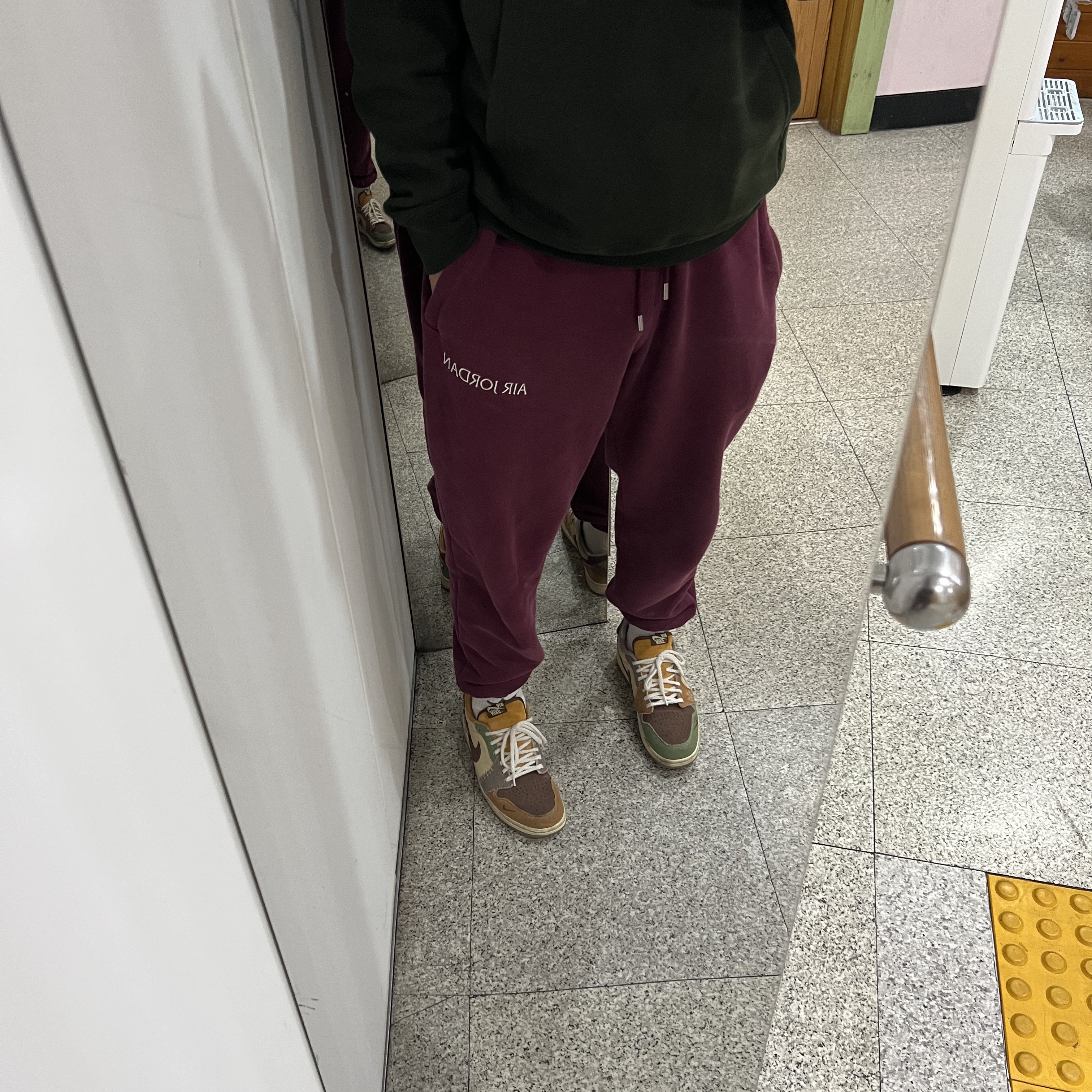 Jordan 1 x Zion Williamson Retro Low OG Flax and Oil Green 착용 스타일
