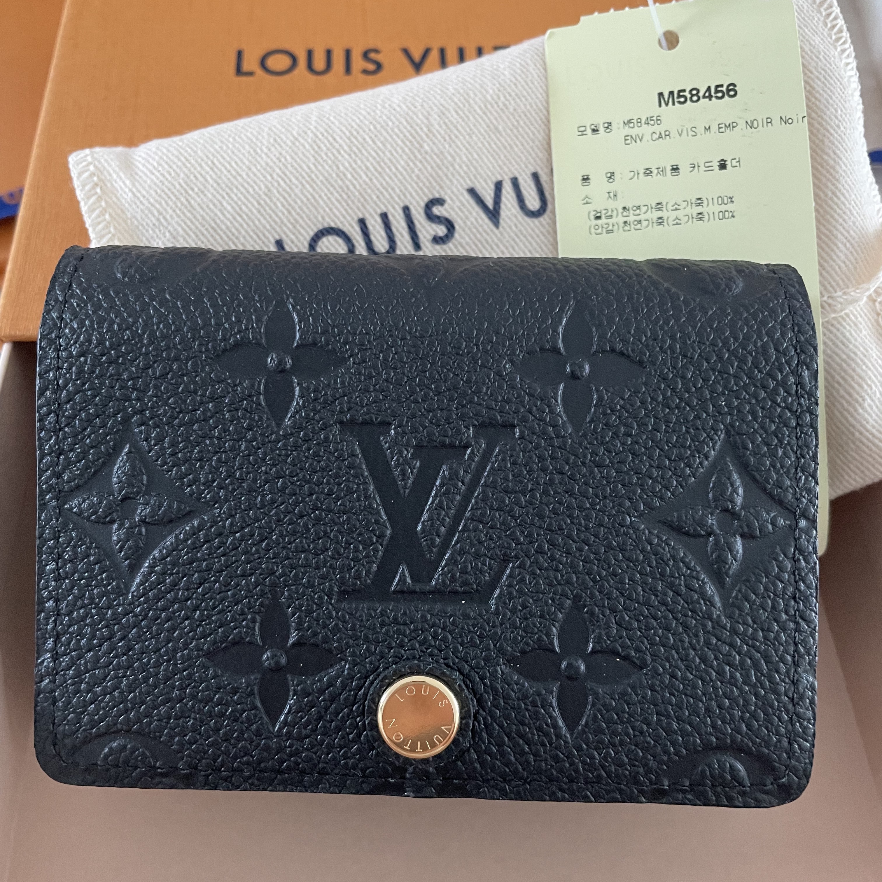 Louis Vuitton Business Card Holder Monogram Embossed Leather Black 착용 스타일 - 1