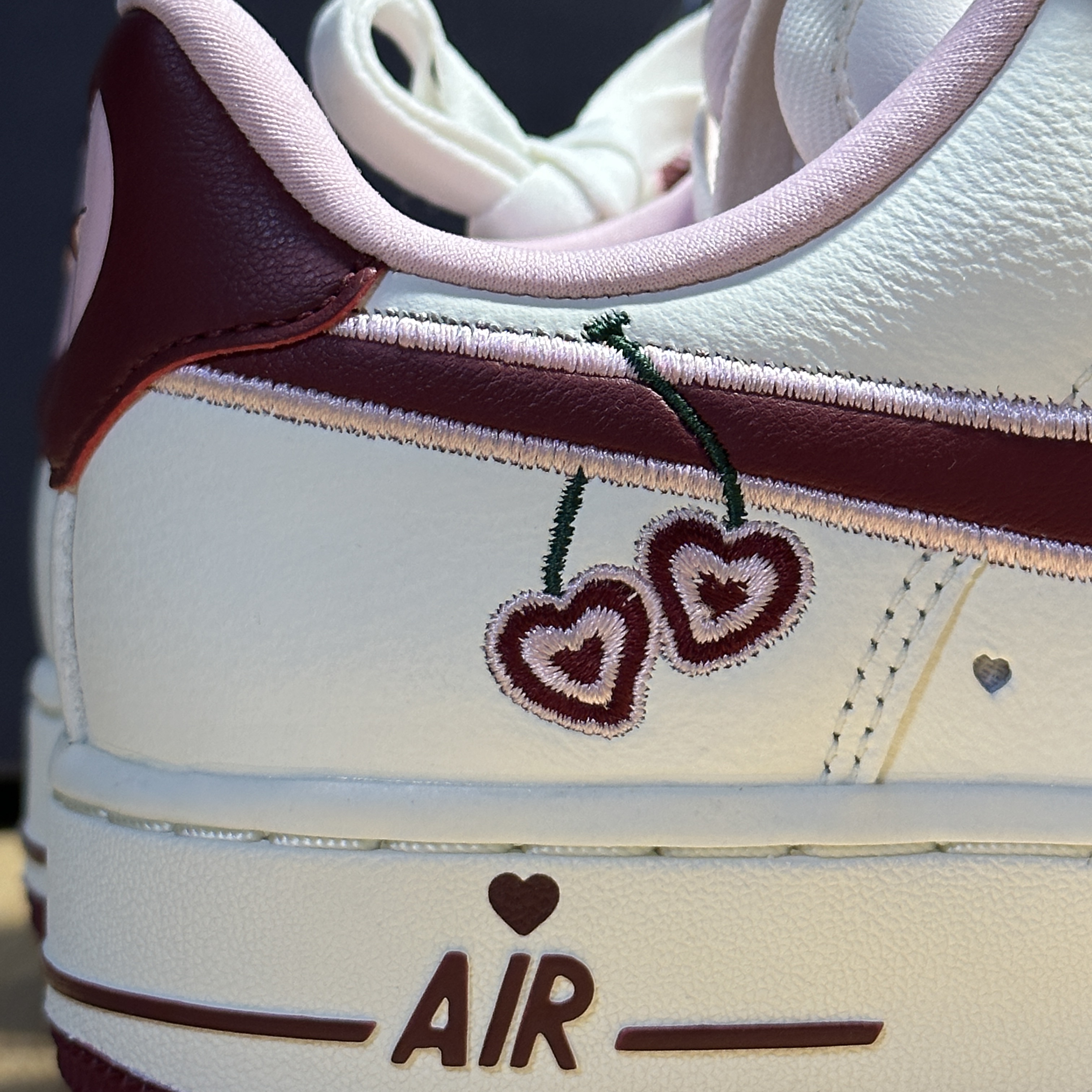 (W) Nike Air Force 1 Low White Red 착용 스타일 - 2