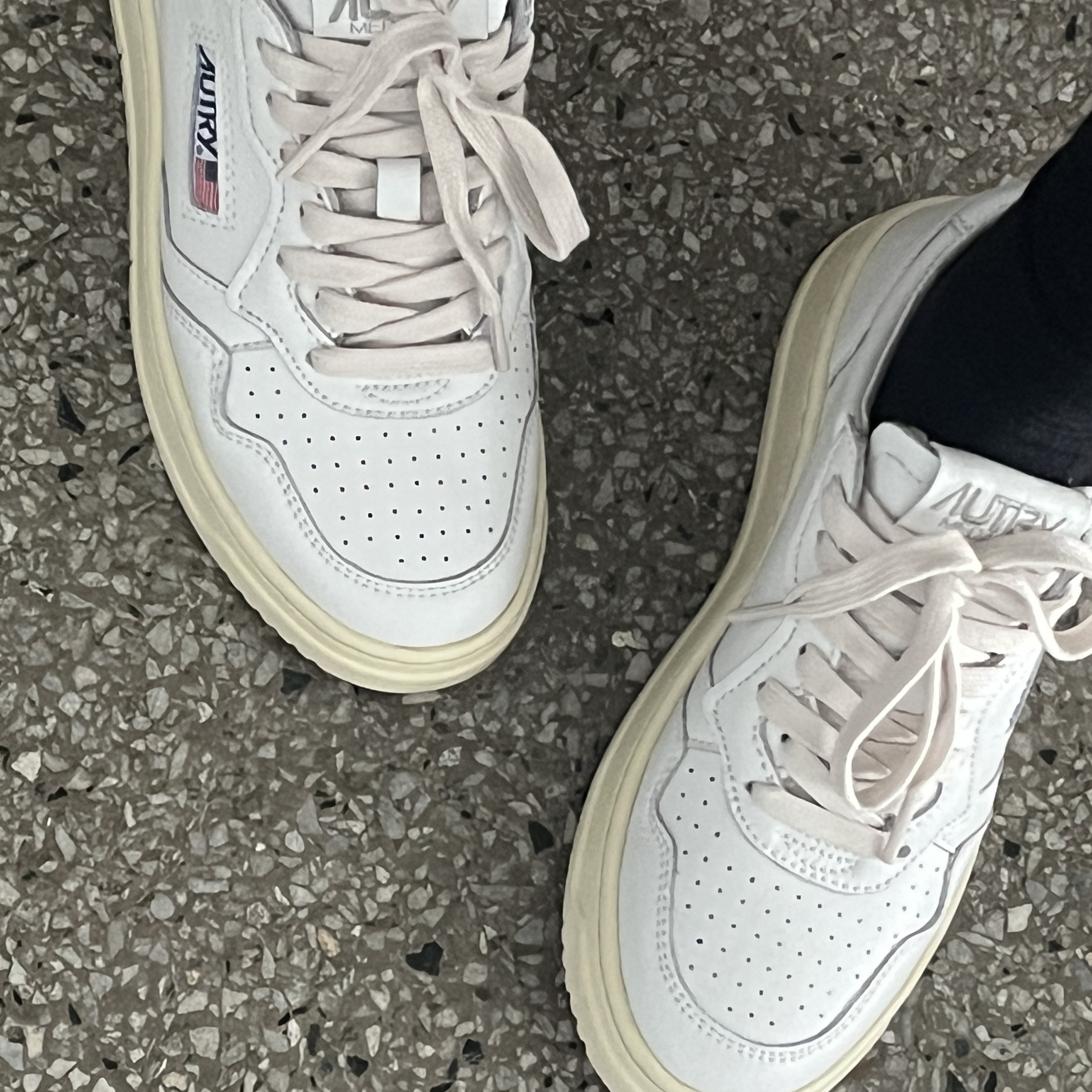 (W) Autry Medalist Low Leather Sneakers White 착용 스타일
