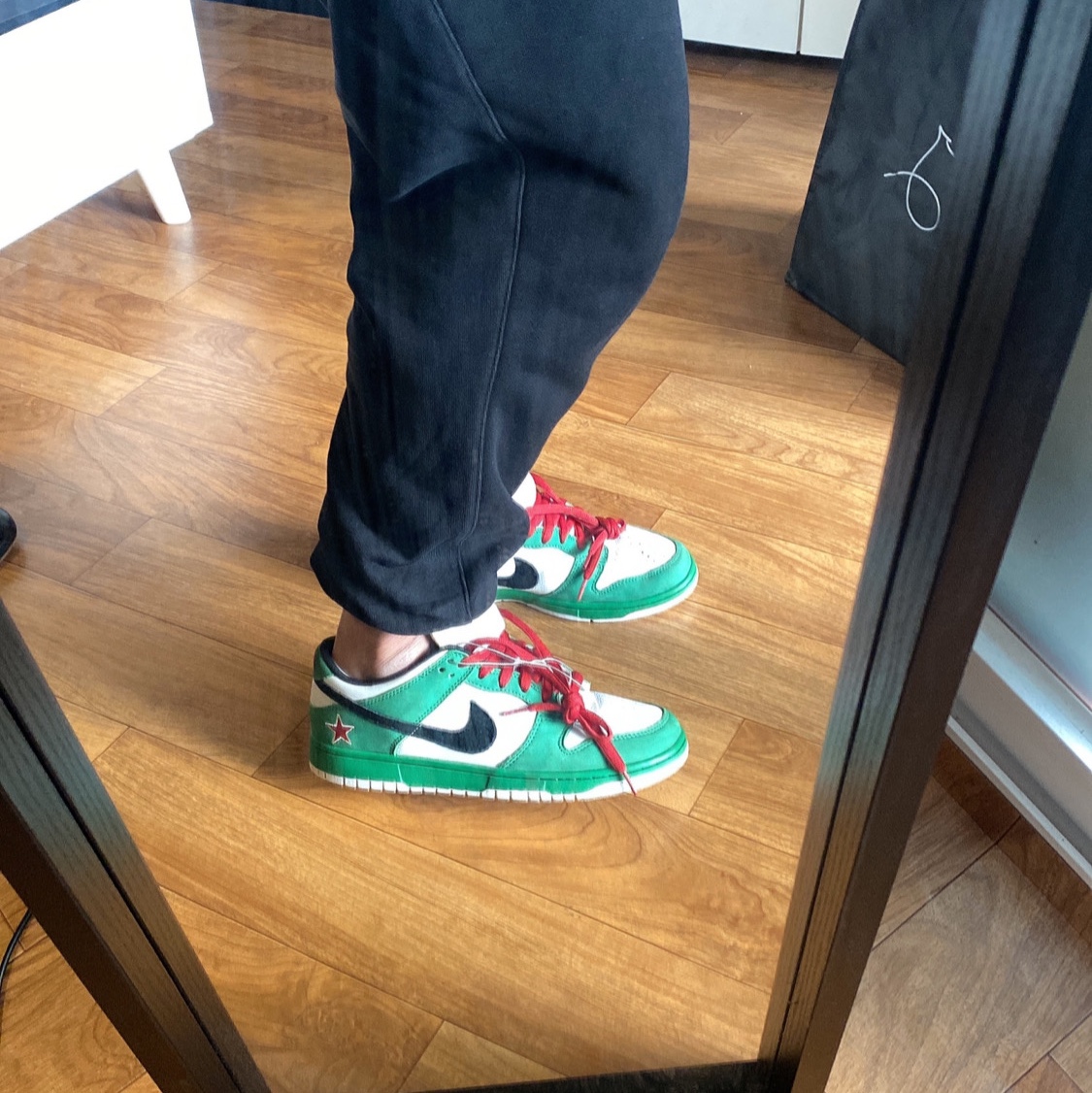 Nike x Supreme SB Dunk Low Black 착용 스타일 - 1