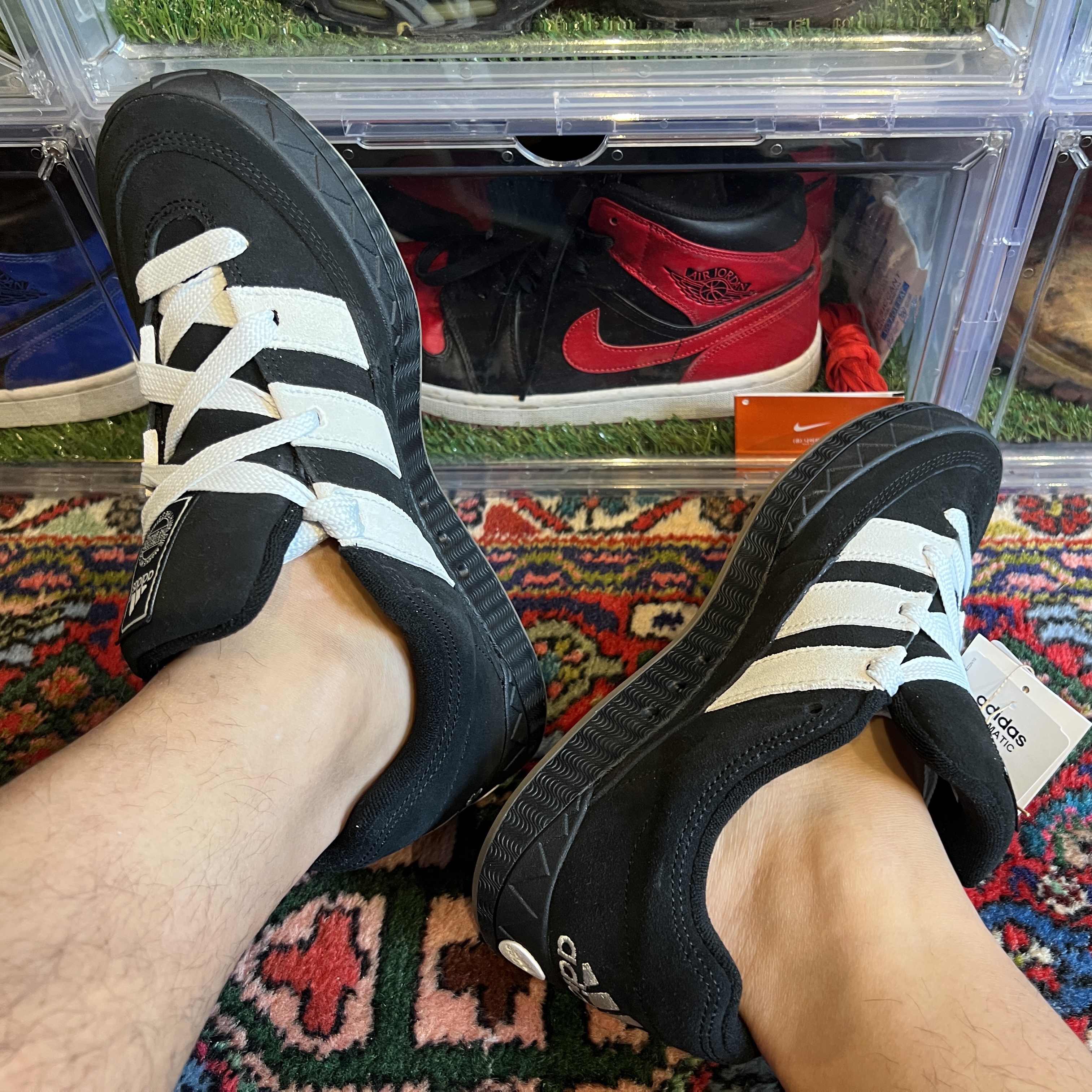 Adidas Adimatic Core Black Crystal White 착용 스타일 - 2