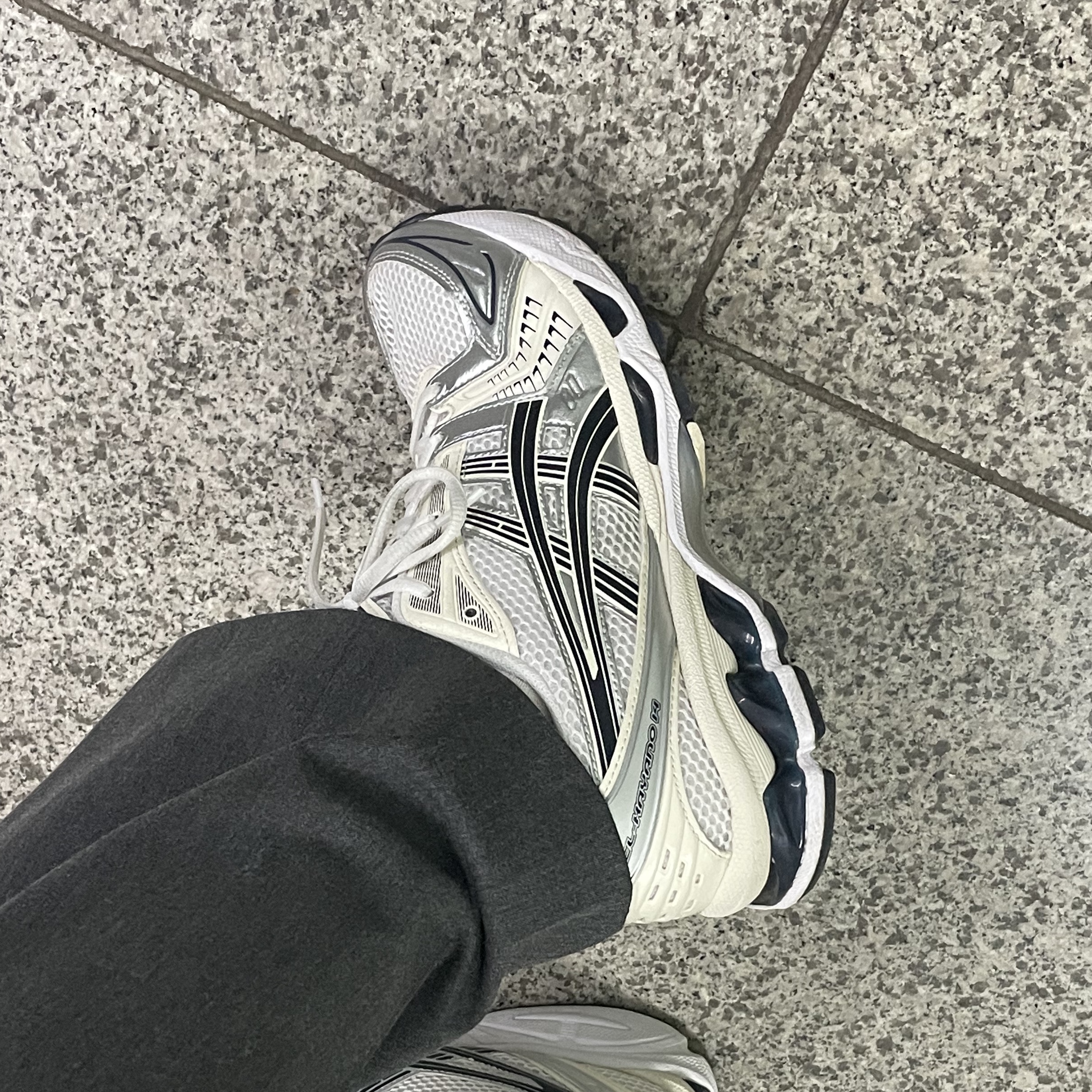 (W) Asics Gel-Kayano 14 White Midnight, Vans Authentic 44 DX Anaheim Factory Emerald Green 착용 스타일 - 2