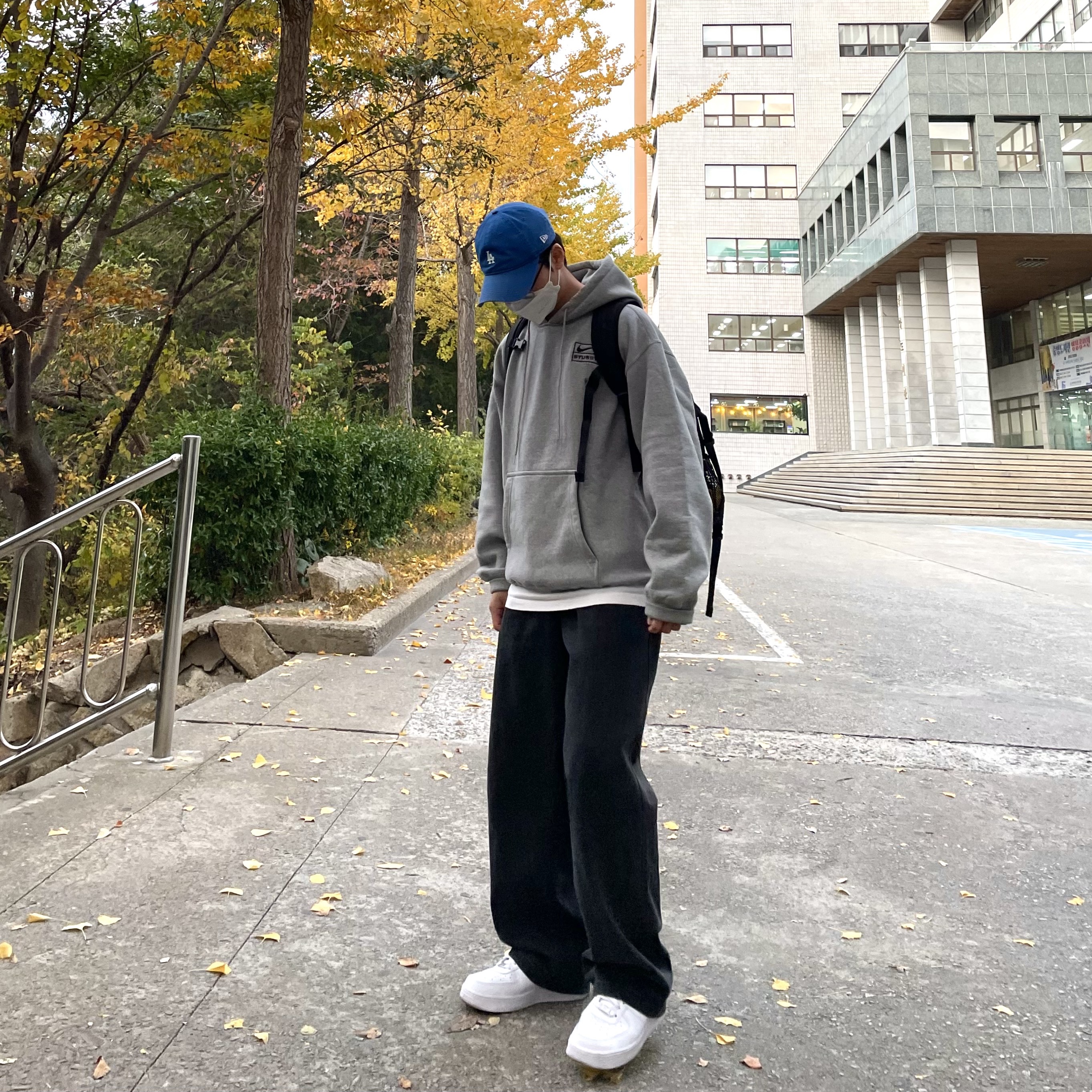 Nike x Stussy NRG RA Pullover Hoodie Dark Grey Heather (DJ9488-063), Nike Air Force 1 '07 Low White 착용 스타일