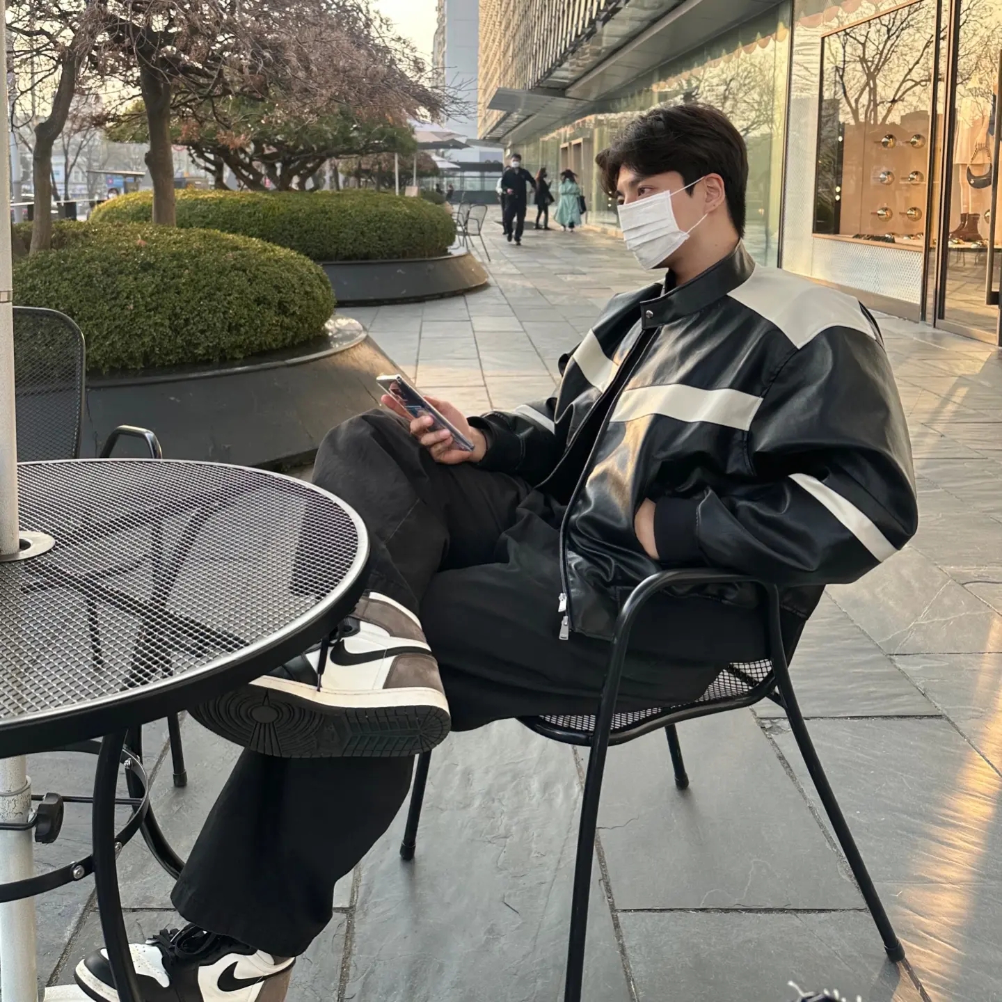 Jordan 1 Retro High OG Black Mocha, Nike x Ambush Air Force 1 Low SP Phantom 착용 스타일 - 1