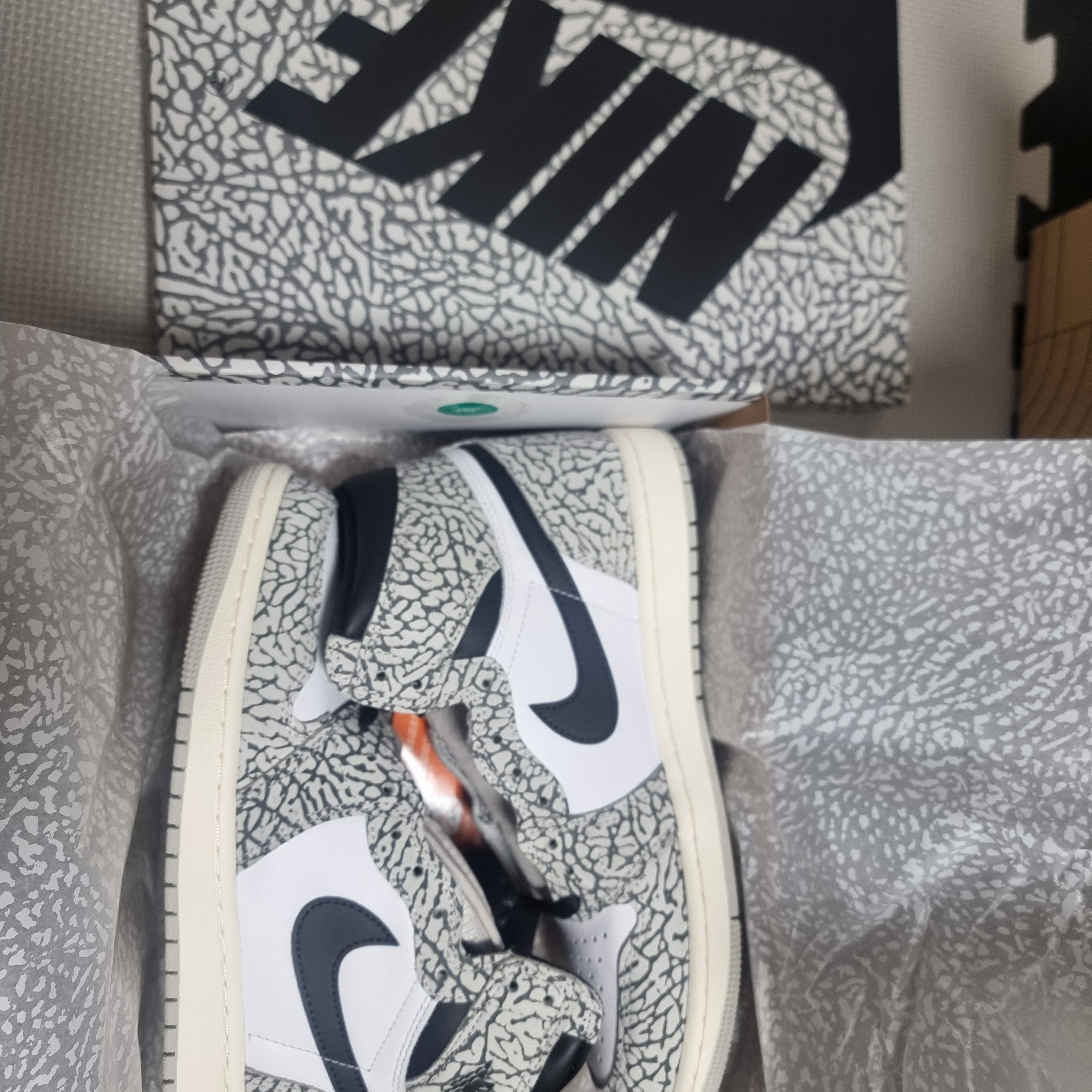 Jordan 1 Retro High OG White Cement 착용 스타일 - 1