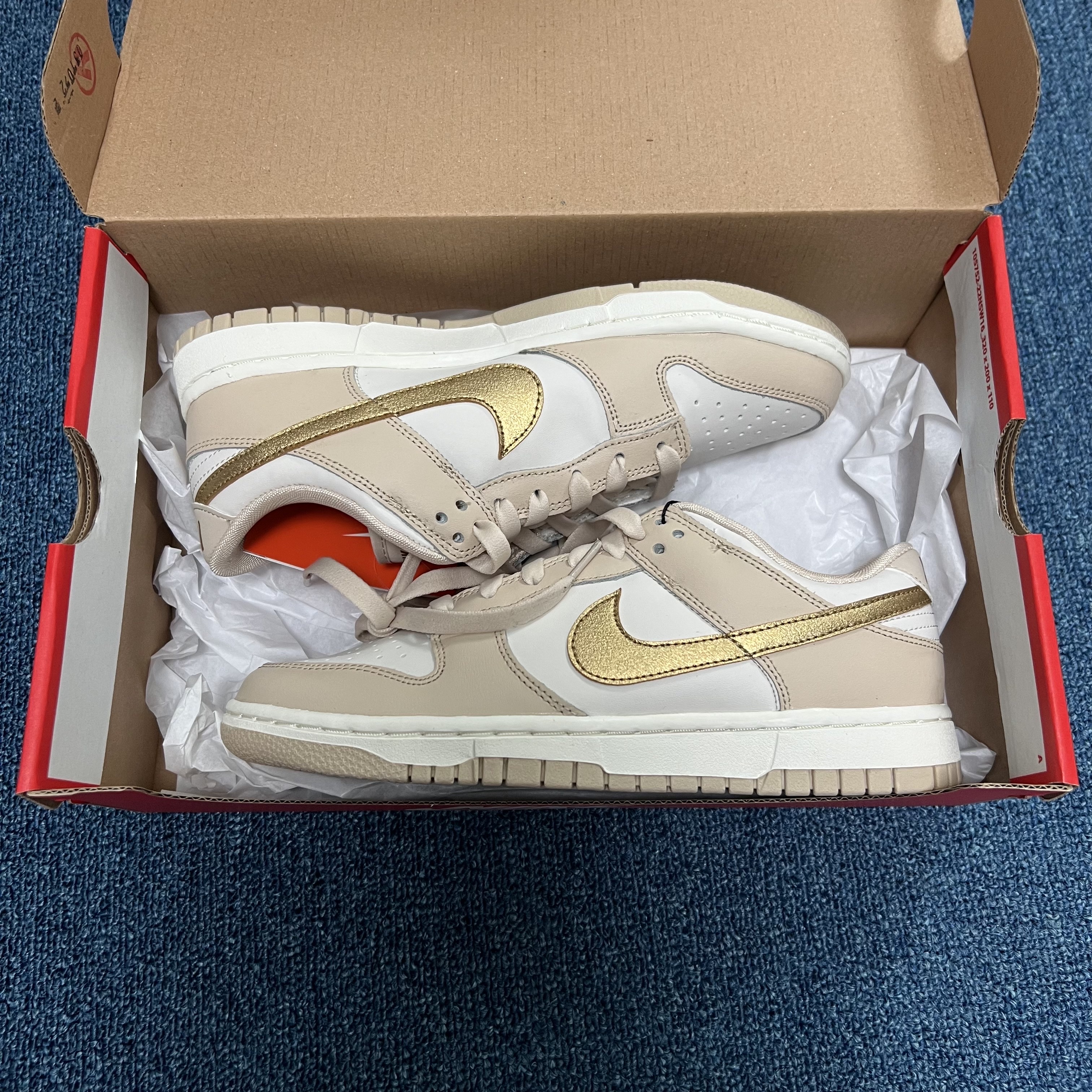 (W) Nike Dunk Low Sanddrift Metallic Gold 착용 스타일 - 2