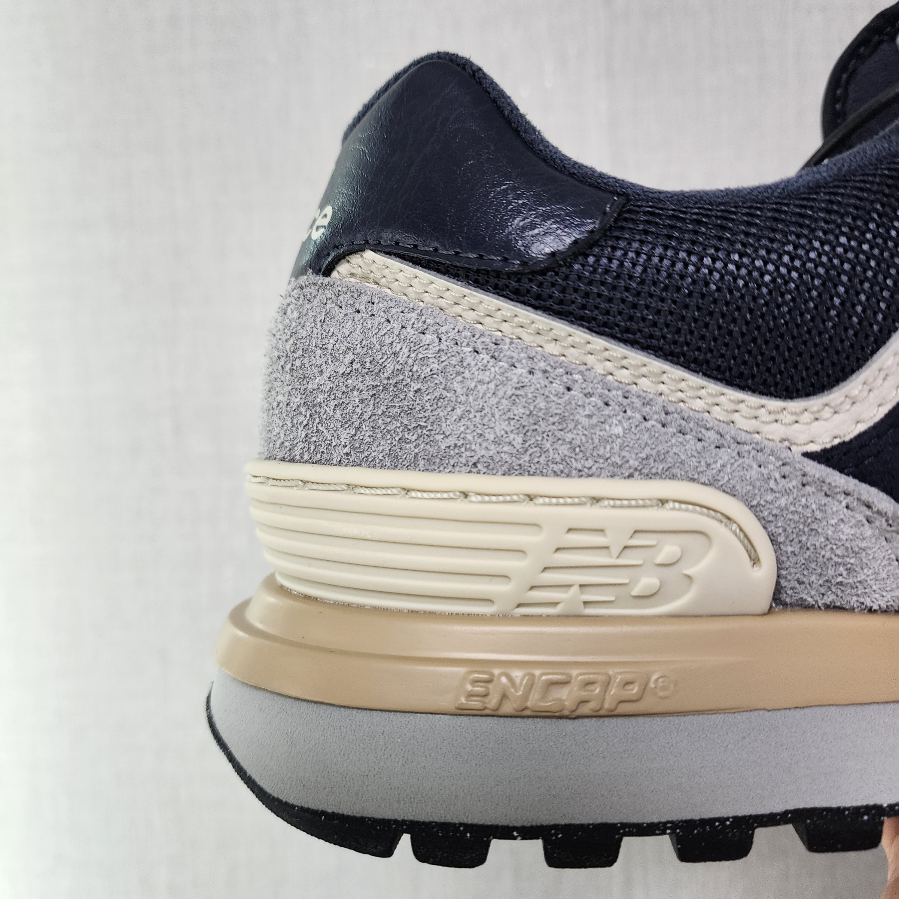 New Balance 574 Legacy Blue Navy 착용 스타일 - 2