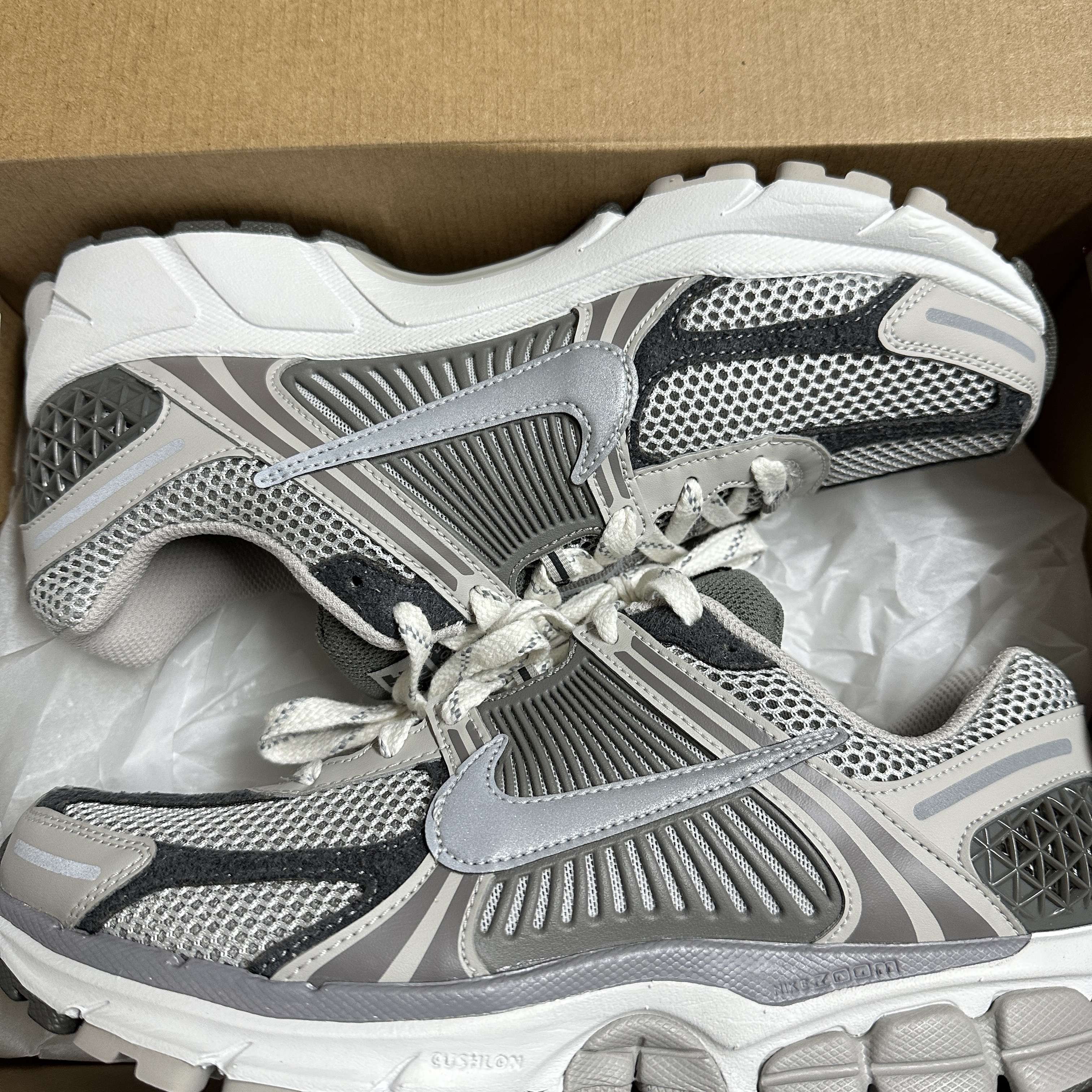 Nike Zoom Vomero 5 PRM Light Iron Ore and Flat Fewter 착용 스타일 - 2