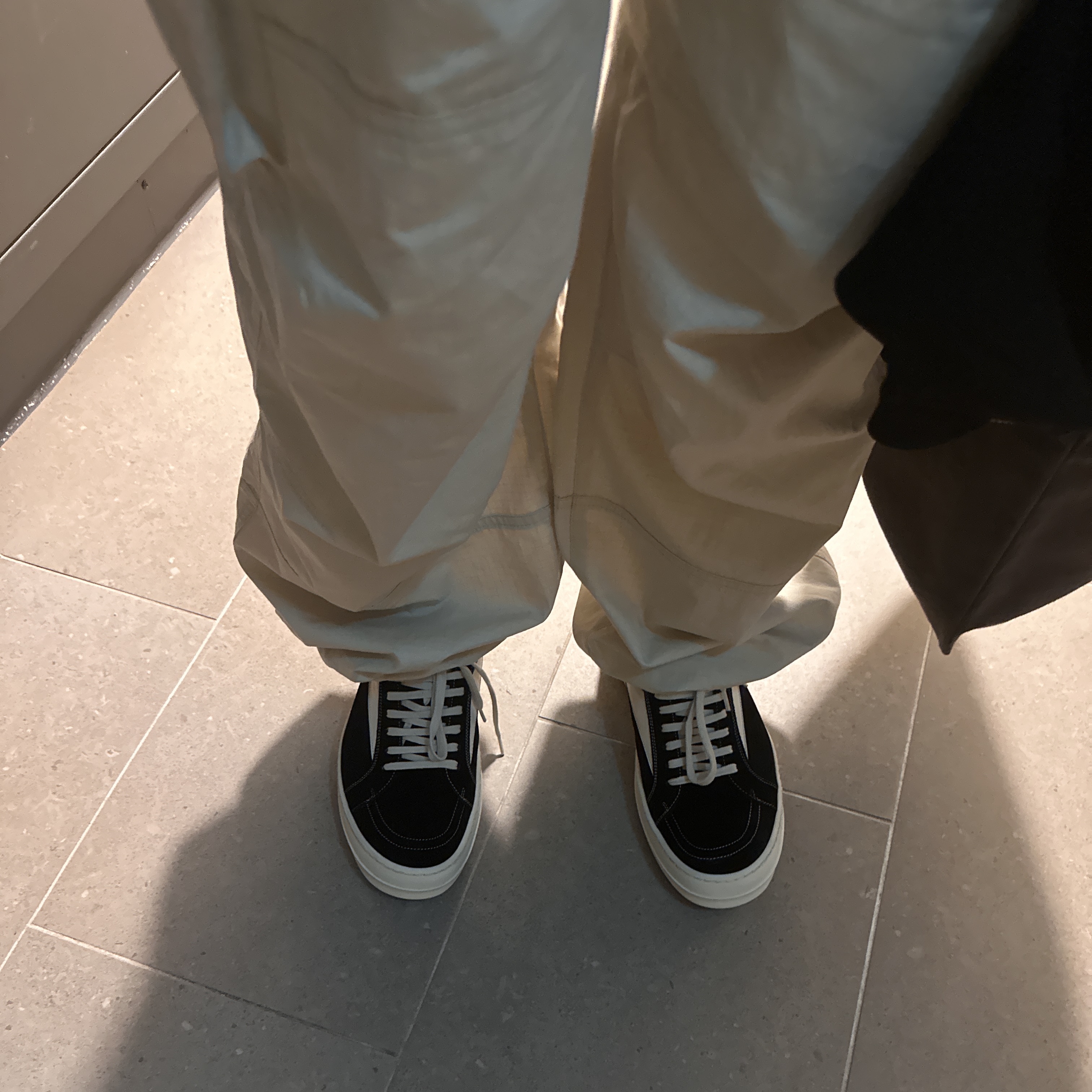 Rick Owens Suede Vintage Sneakers Black Milk White 착용 스타일