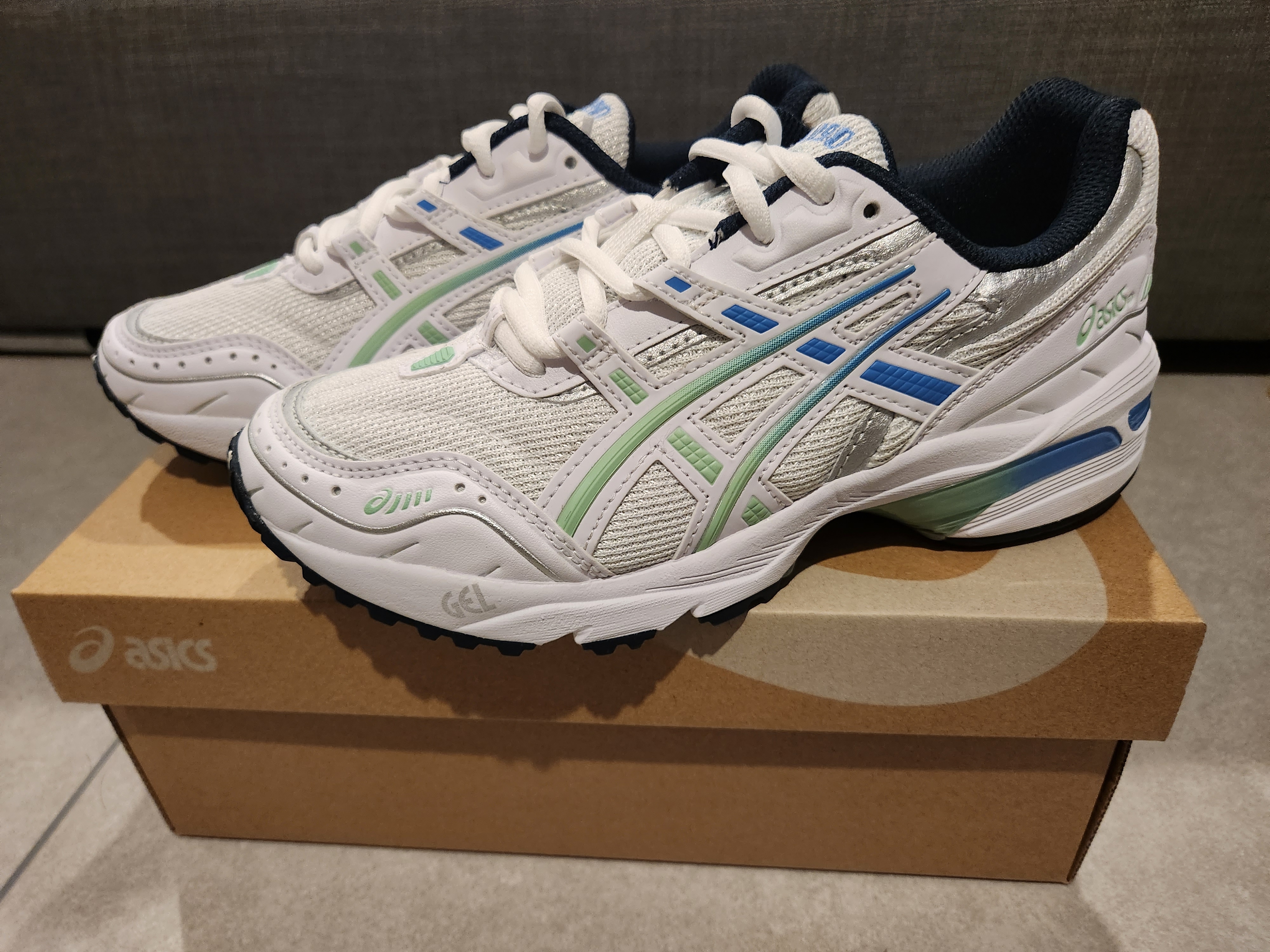 (W) Asics Gel-1090 White Blue Coast 착용 스타일 - 1