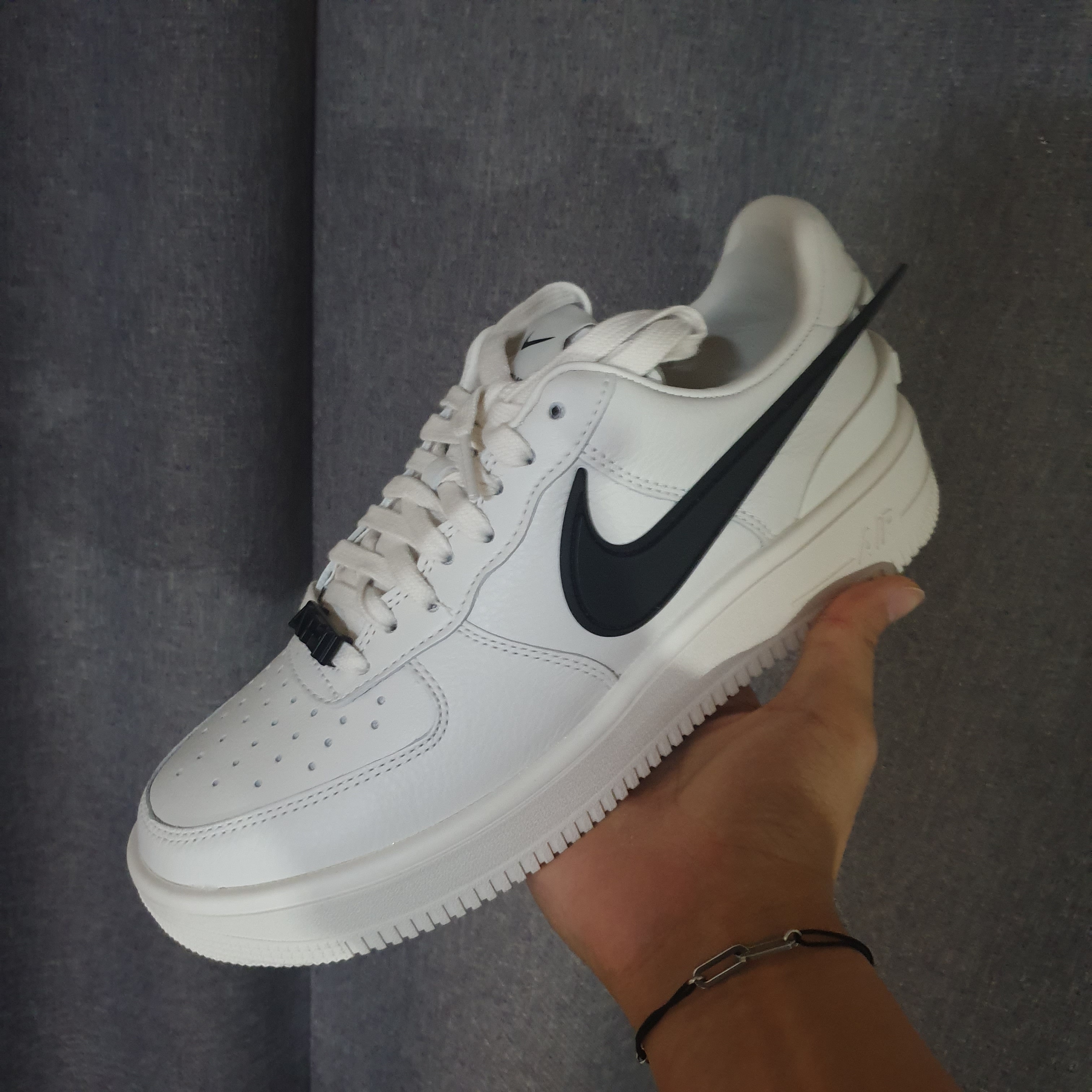 Jordan 1 Retro High OG Black Mocha, Nike x Ambush Air Force 1 Low SP Phantom 착용 스타일 - 4