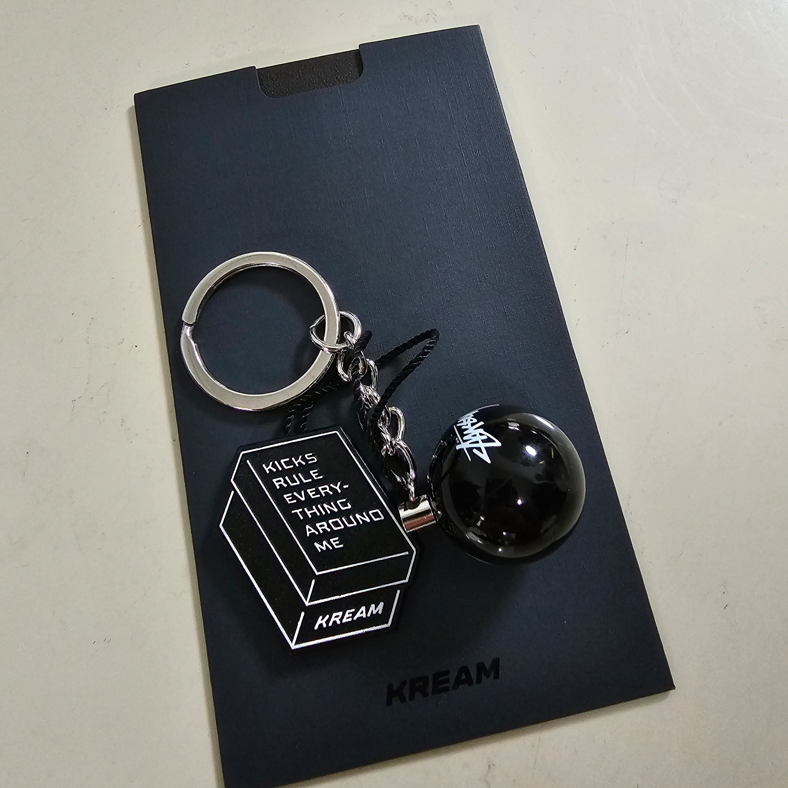 Stussy 8 Ball Keychain Black 착용 스타일 - 1