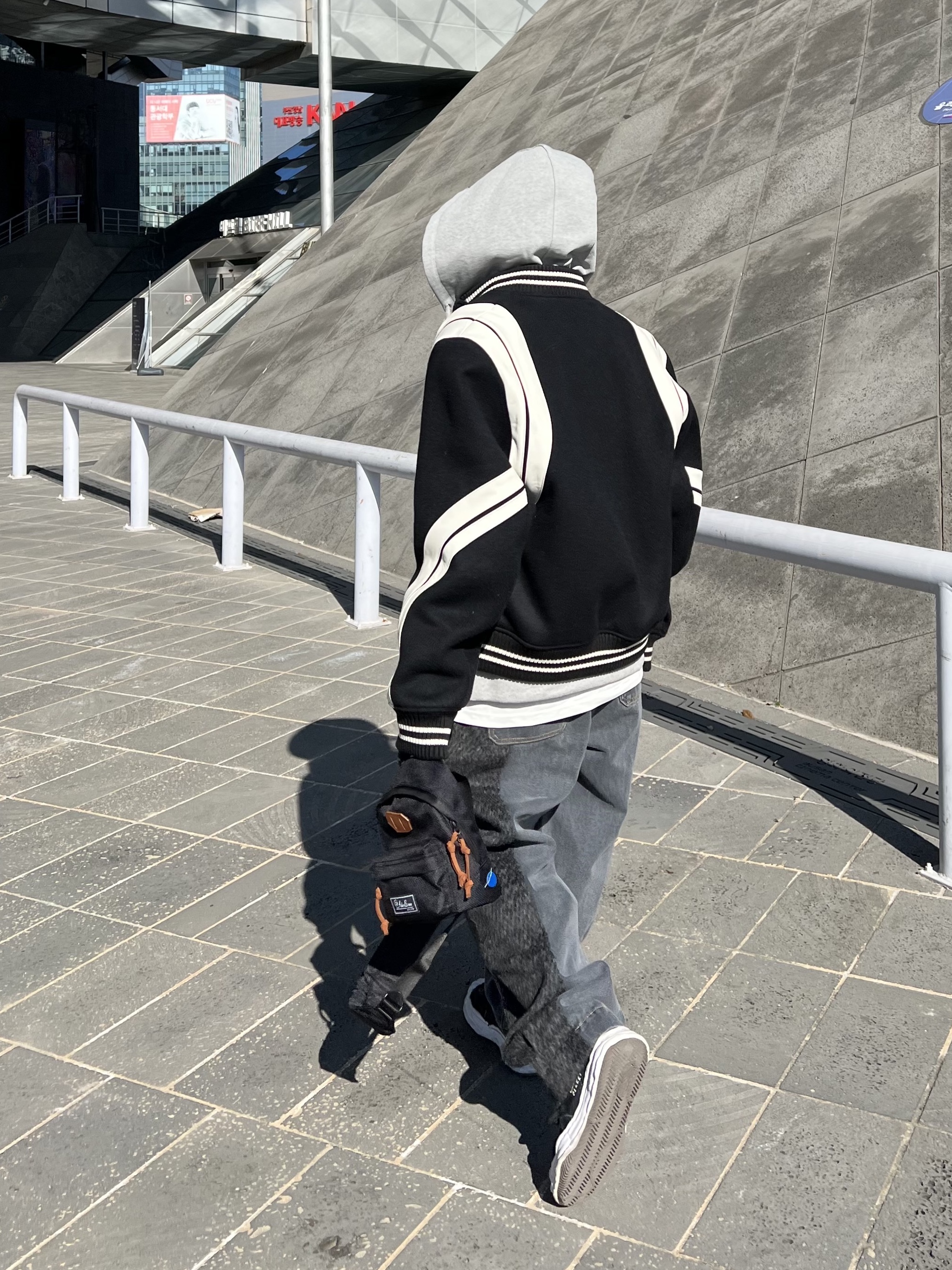 Maison Mihara Yasuhiro Blakey OG Sole Broken Suede Low-top Sneakers Black, Ader Error Twit Jumper Noir 착용 스타일 - 2