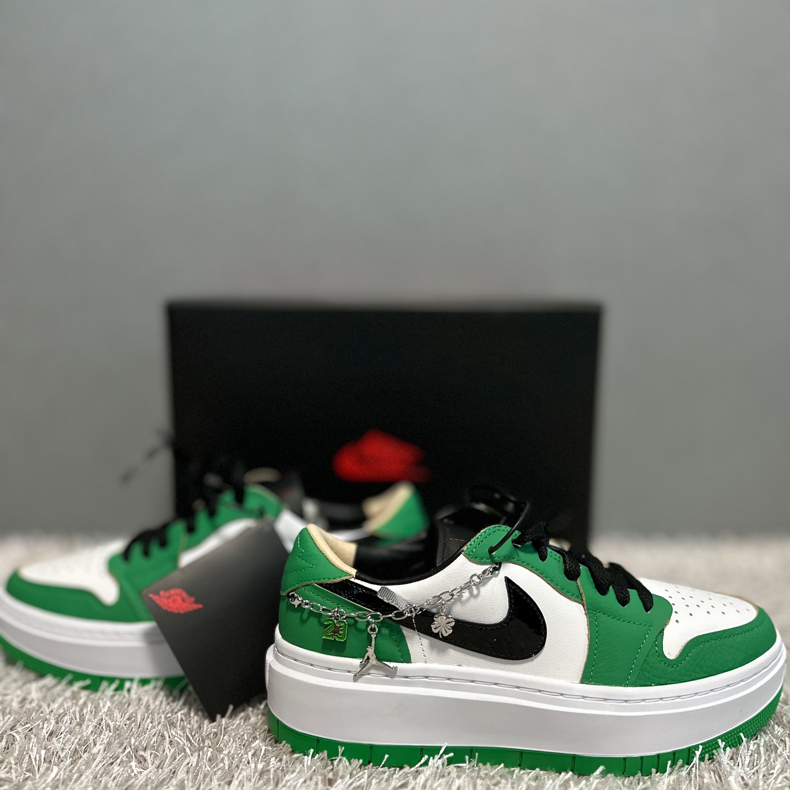 (W) Jordan 1 Elevate Low SE Lucky Green, Louis Vuitton Monogram Gradient Hoodie Black 착용 스타일 - 1