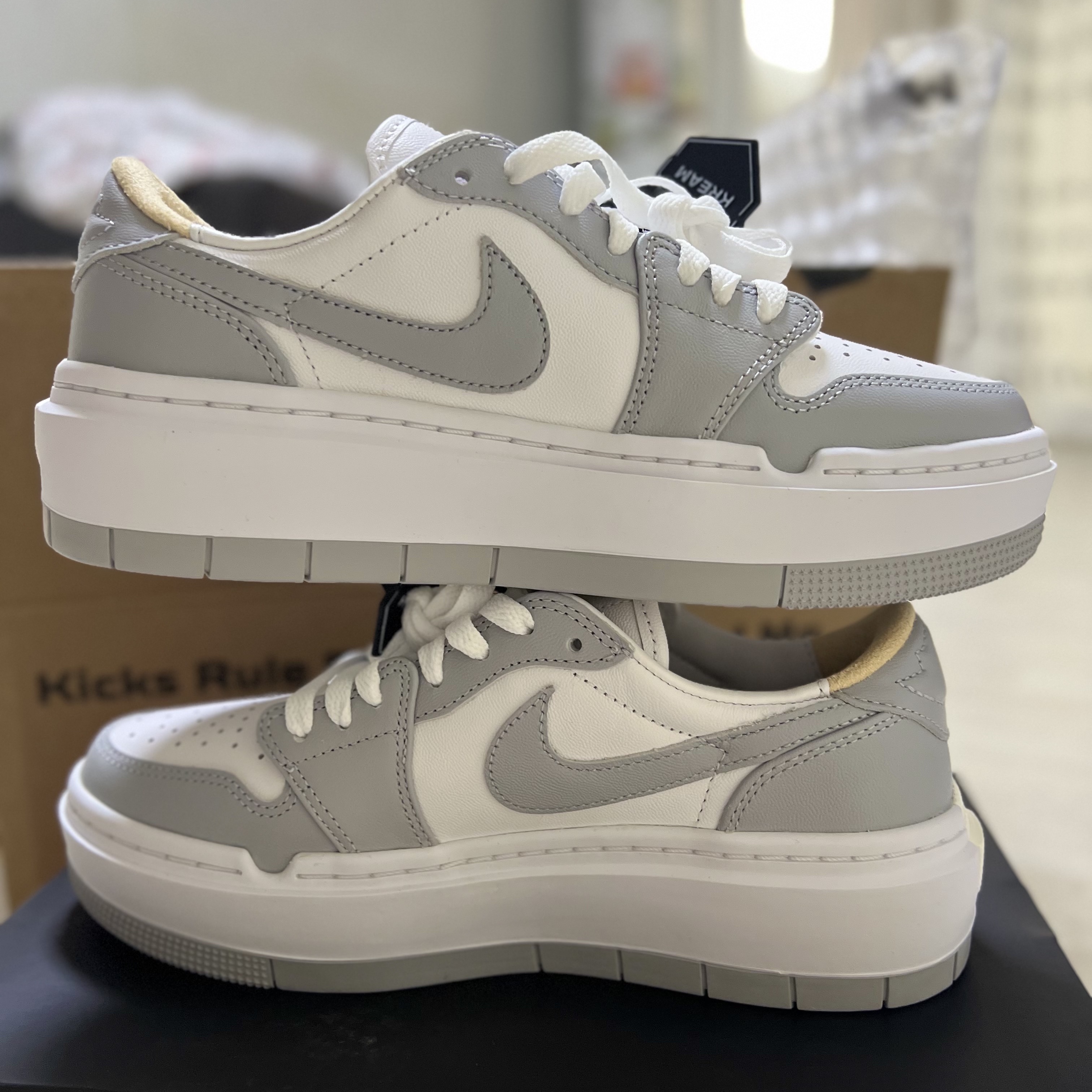 (W) Jordan 1 Elevate Low White and Wolf Grey 착용 스타일 - 2