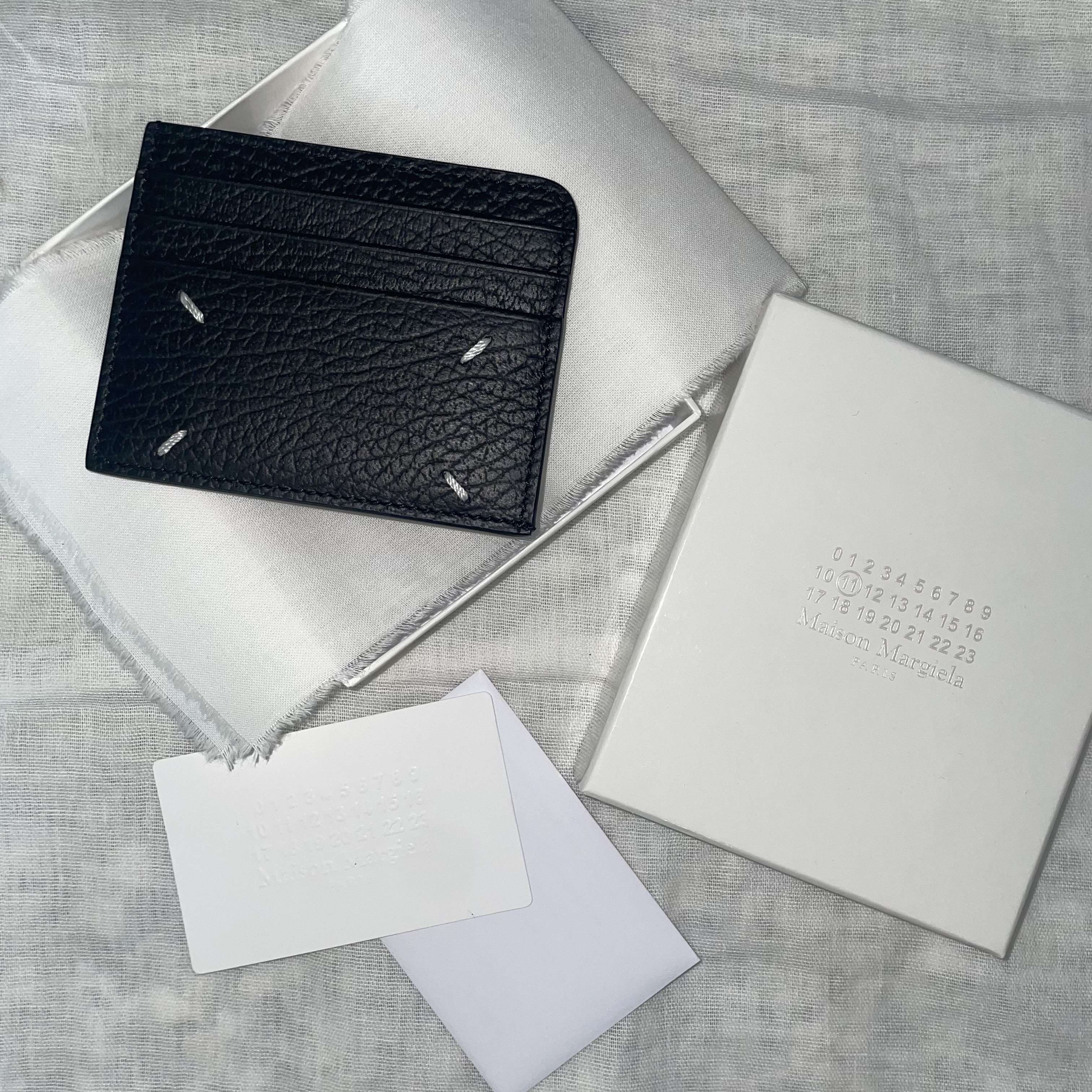 Maison Margiela Stitch Card Holder Black 착용 스타일 - 4