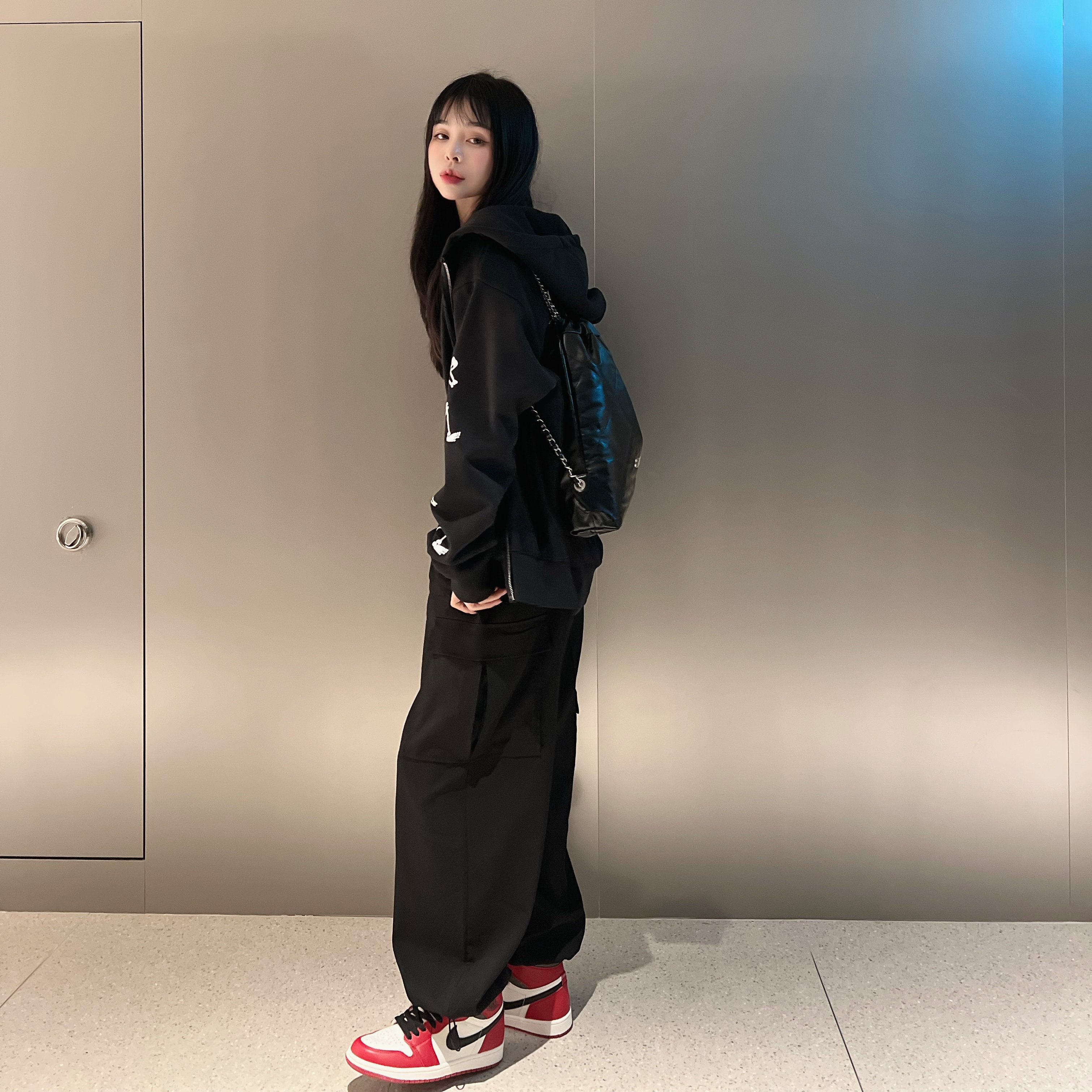 Jordan 1 Retro High OG Chicago 2022, Chanel 22 Backpack Calfskin & Silver Black 착용 스타일 - 2