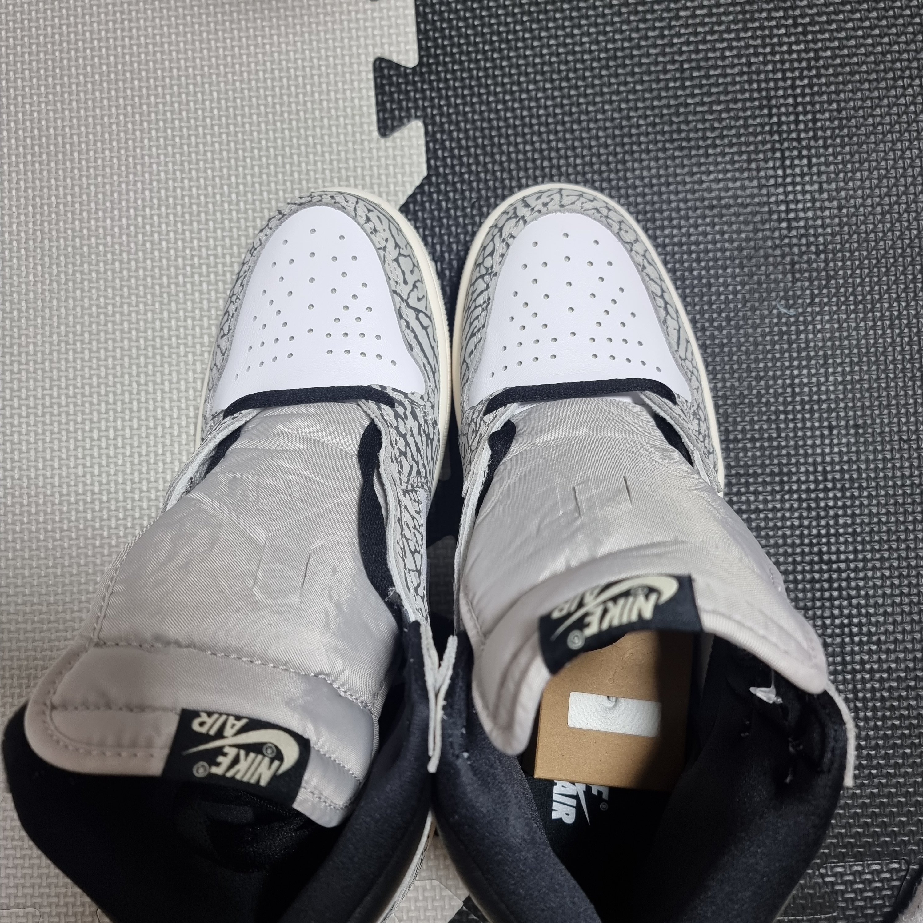 Jordan 1 Retro High OG White Cement 착용 스타일 - 4