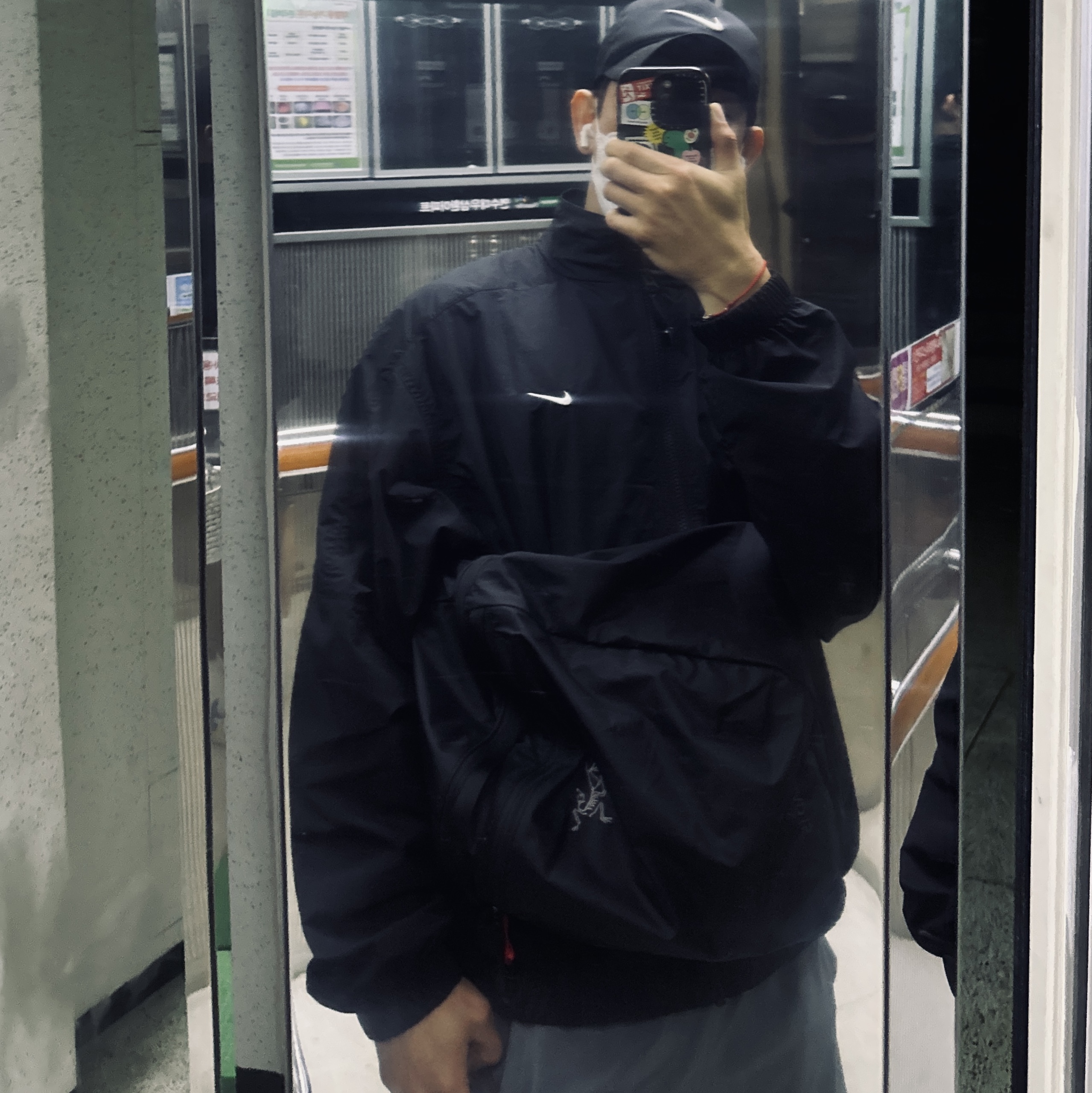 Arc'teryx Heliad 15 Backpack Black, Nike NRG Solo Swoosh Woven Track Jacket Black - Asia 착용 스타일