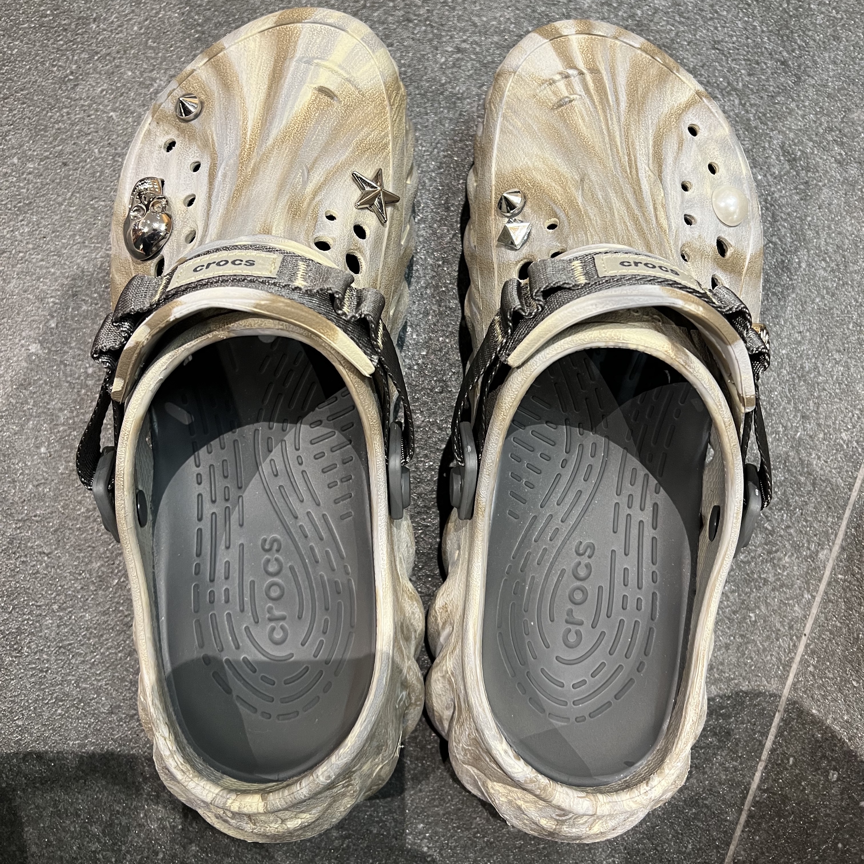 Crocs Echo Marbled Clog Bone Multi 착용 스타일 - 1